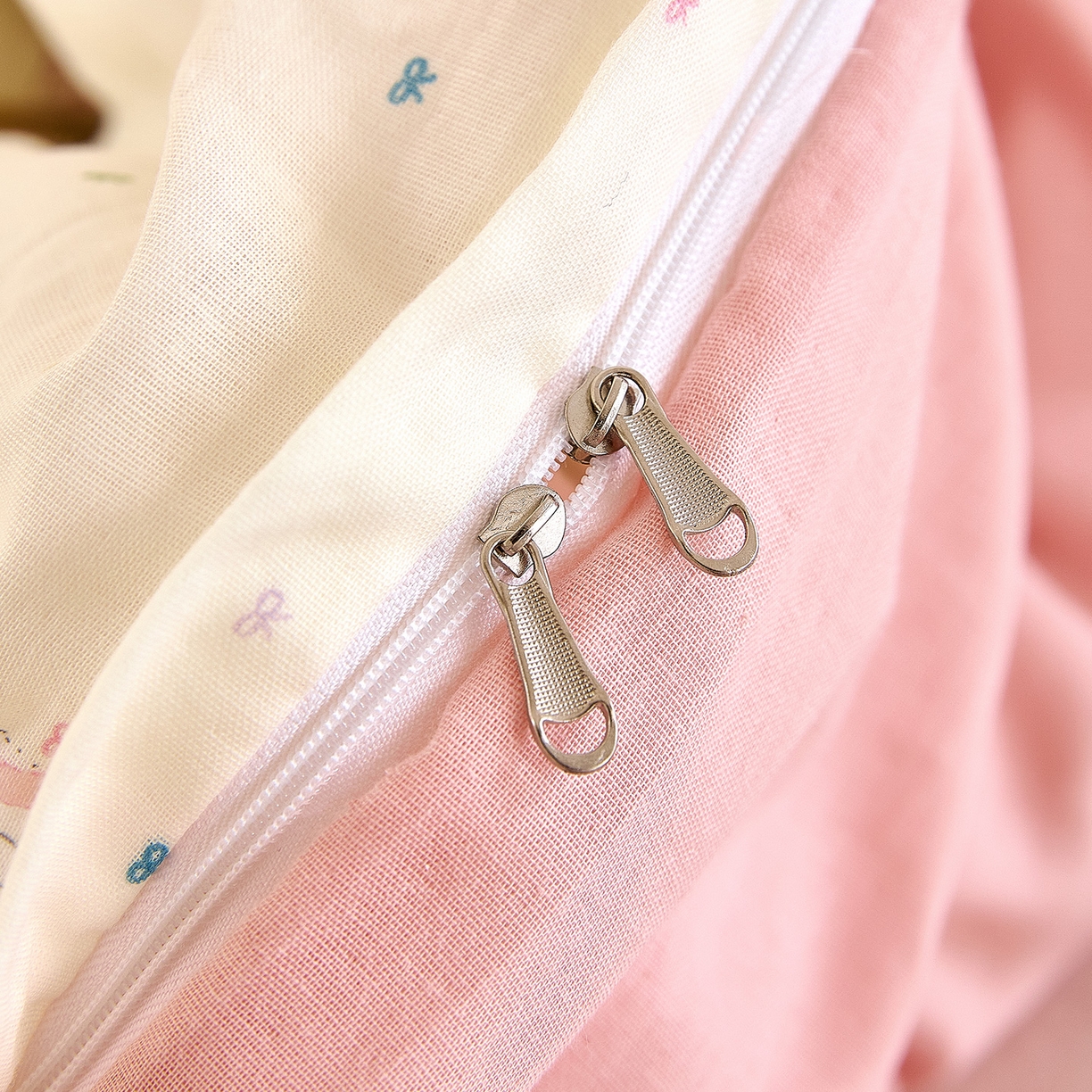 91家纺网 家纺一手货源 找家纺 锦罗绣 2025新款全棉双层纱印花单被套（第二批） 精灵猫咪