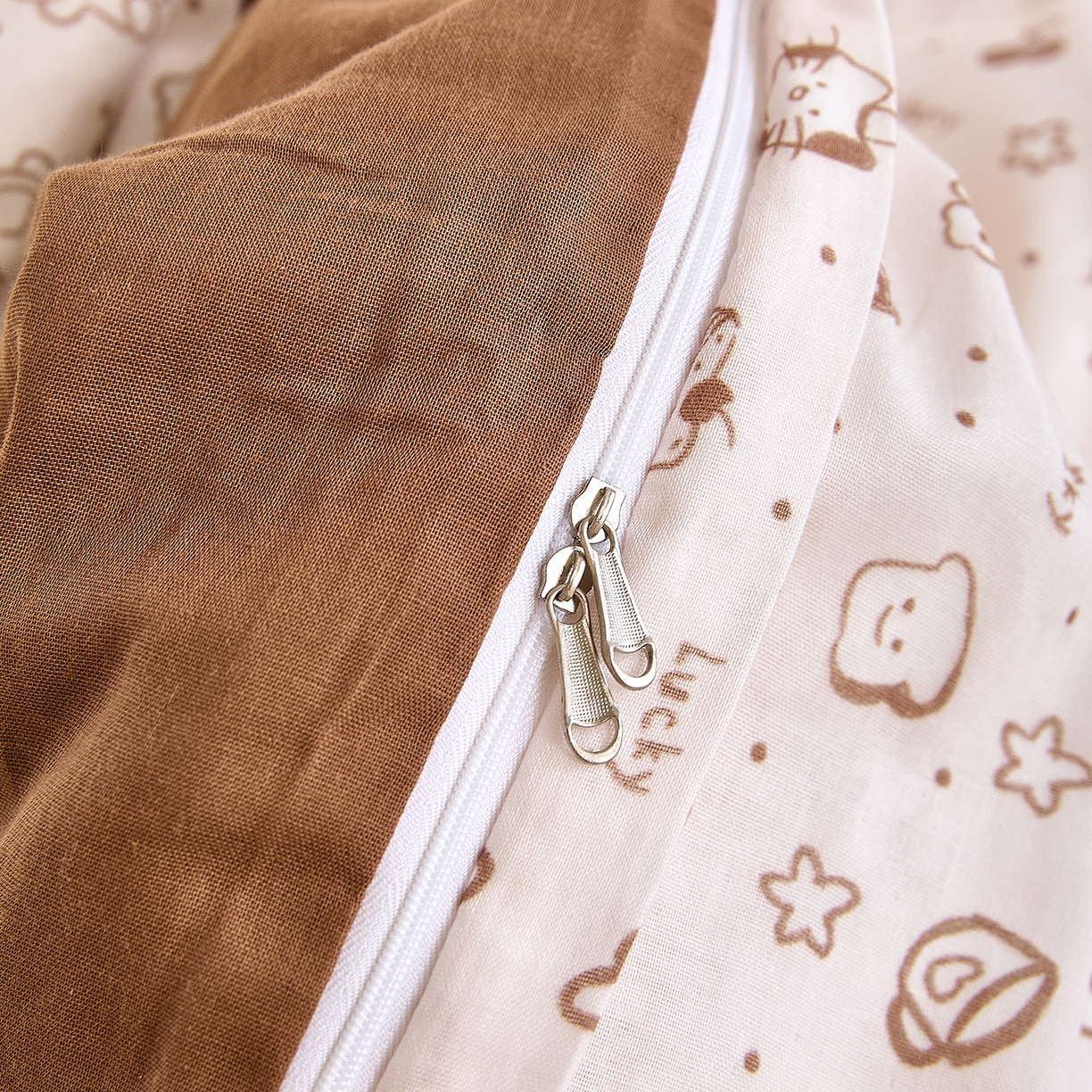 91家纺网 家纺一手货源 找家纺 锦罗绣 2025新款全棉双层纱印花单被套（第二批） 咖啡兔