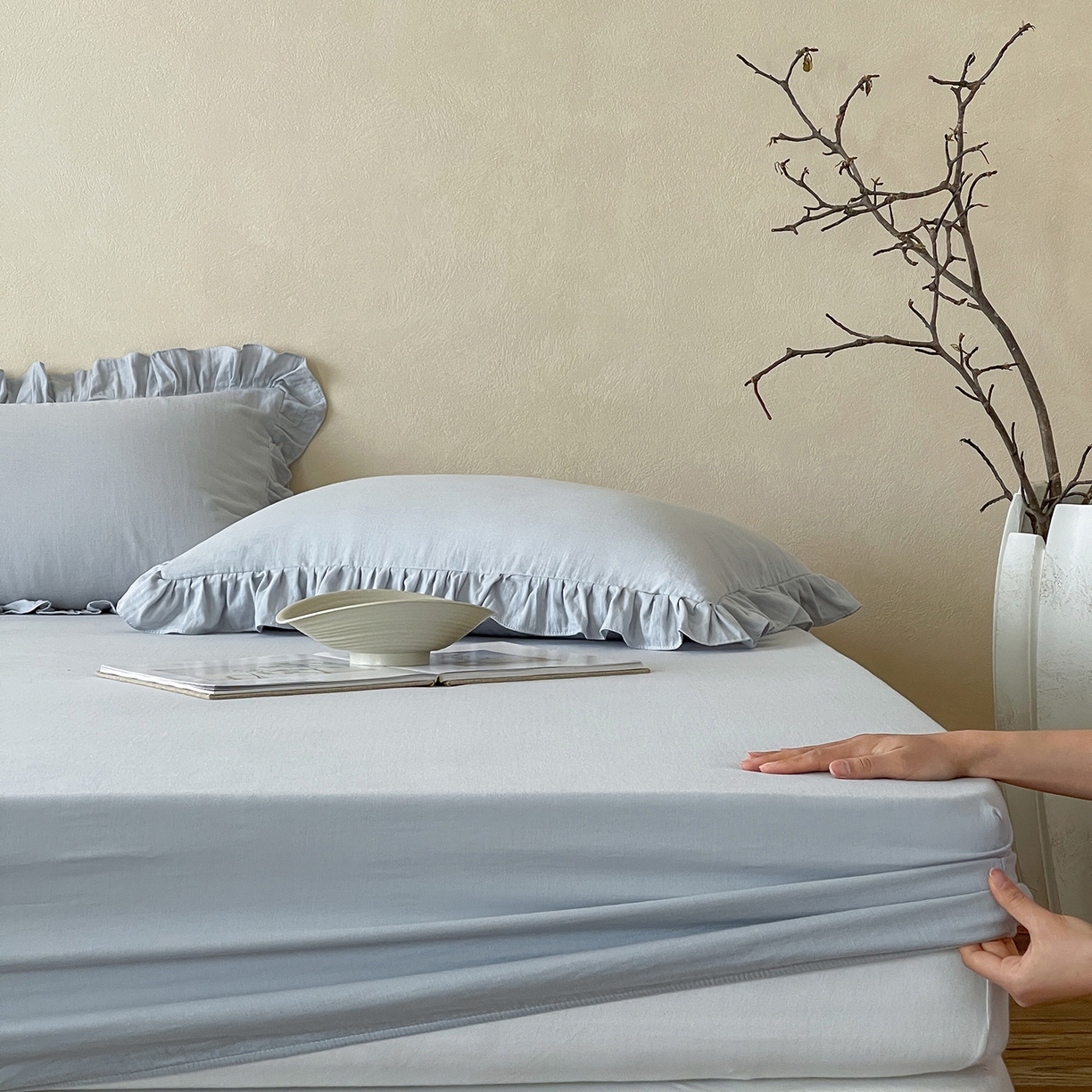 91家纺网 家纺一手货源 找家纺 三味舒屋 2025新款花边美学全棉双层纱单品单床笠 海岛迷雾