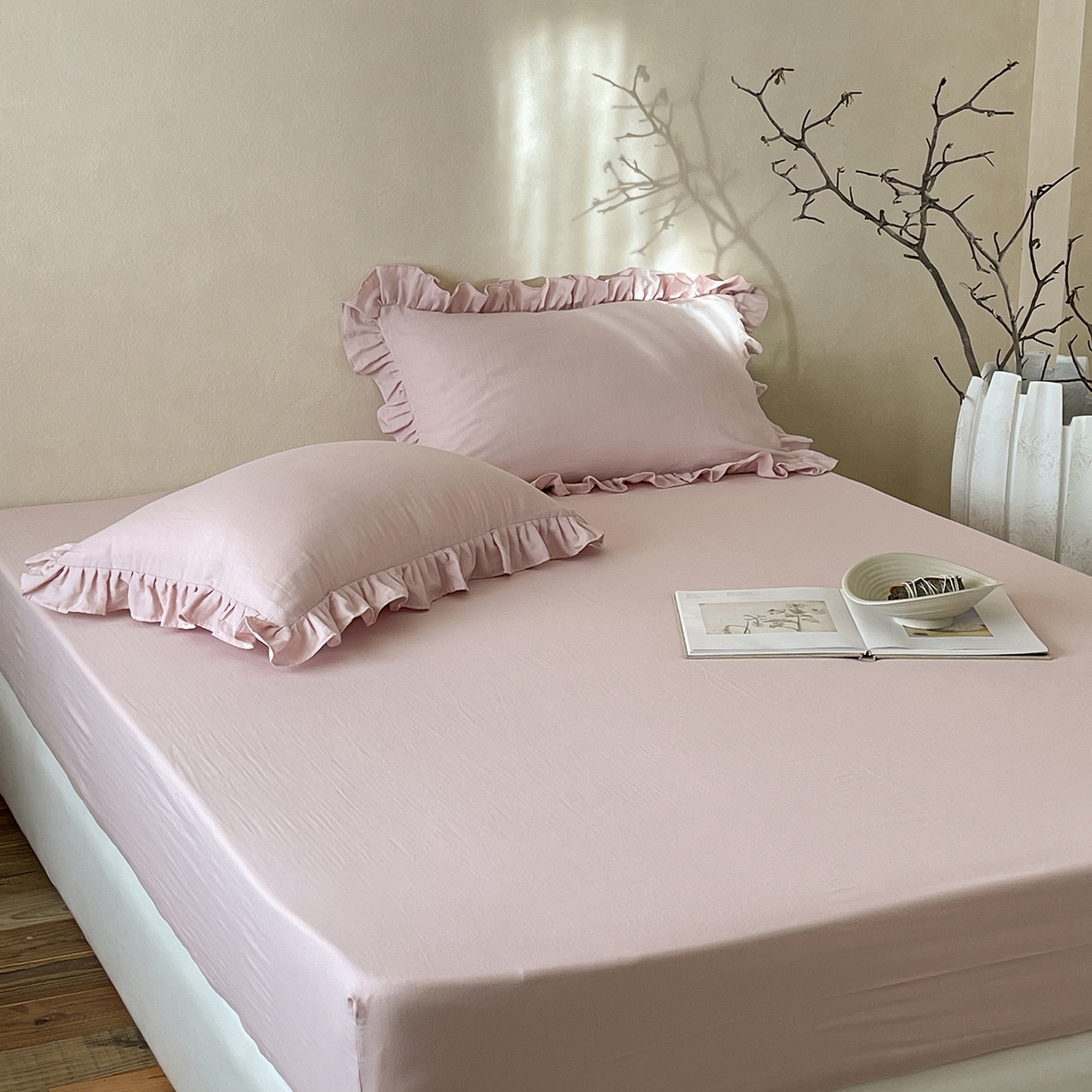 91家纺网 家纺一手货源 找家纺 三味舒屋 2025新款花边美学全棉双层纱单品单床笠 粉茶花