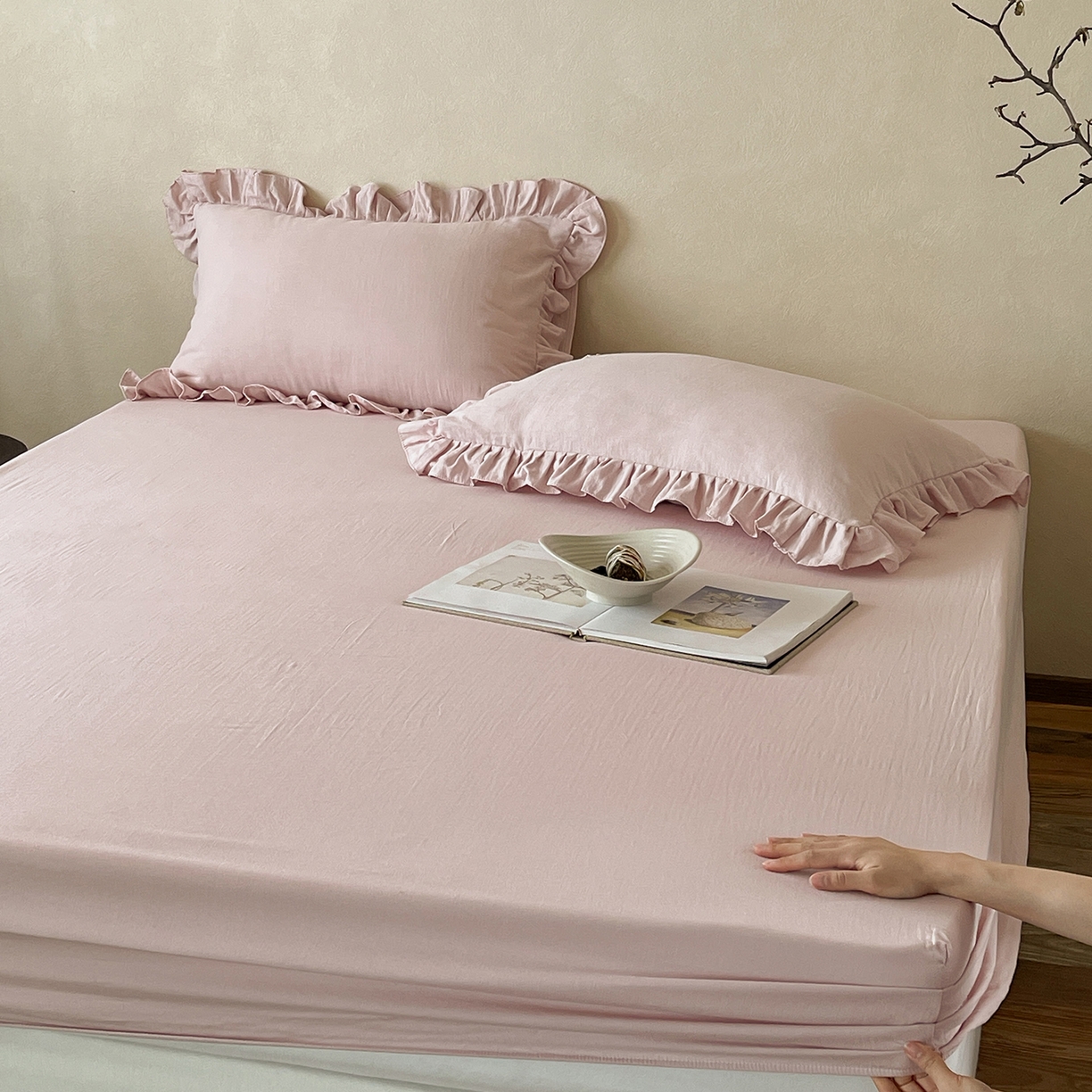 91家纺网 家纺一手货源 找家纺 三味舒屋 2025新款花边美学全棉双层纱单品单床笠 粉茶花