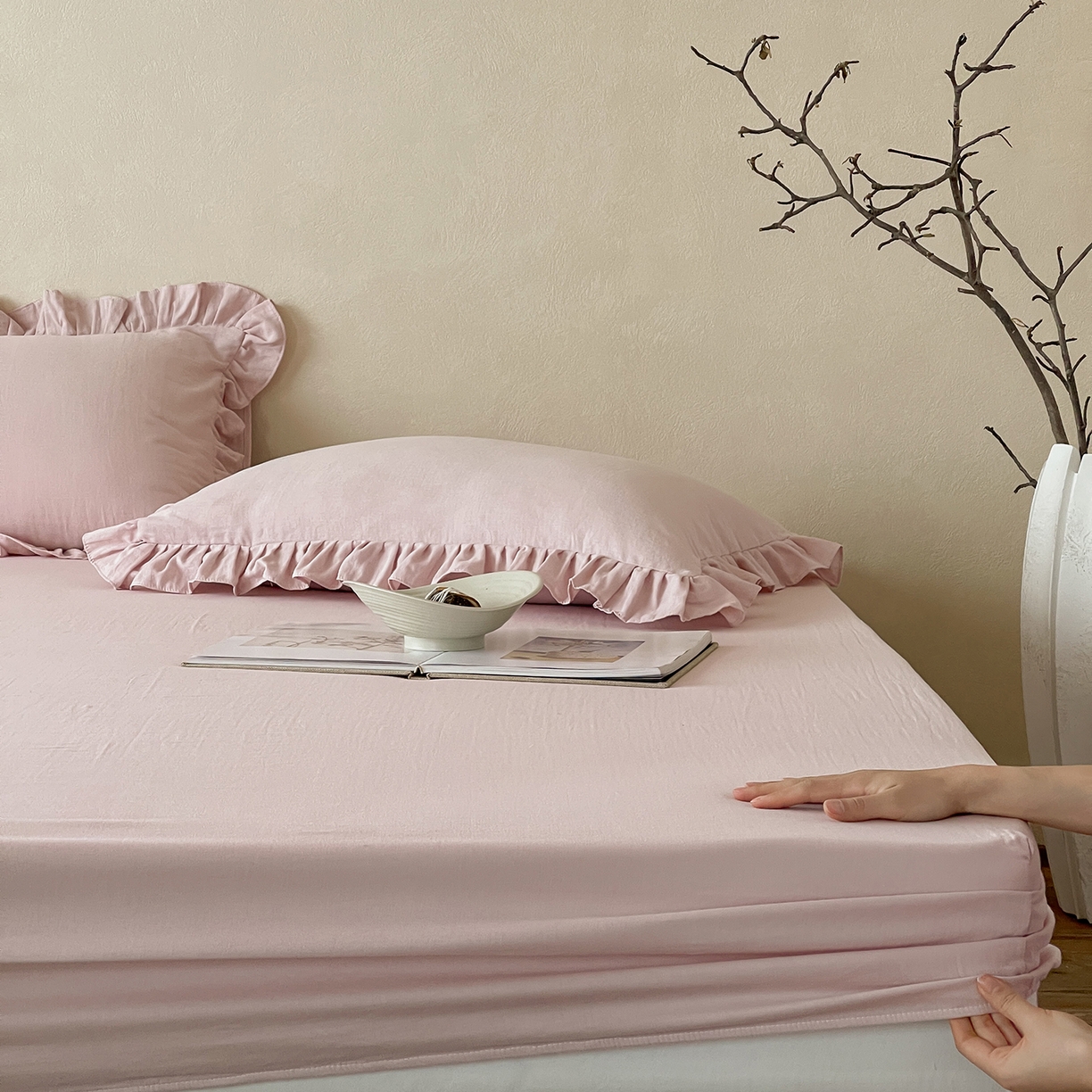 91家纺网 家纺一手货源 找家纺 三味舒屋 2025新款花边美学全棉双层纱单品单床笠 粉茶花