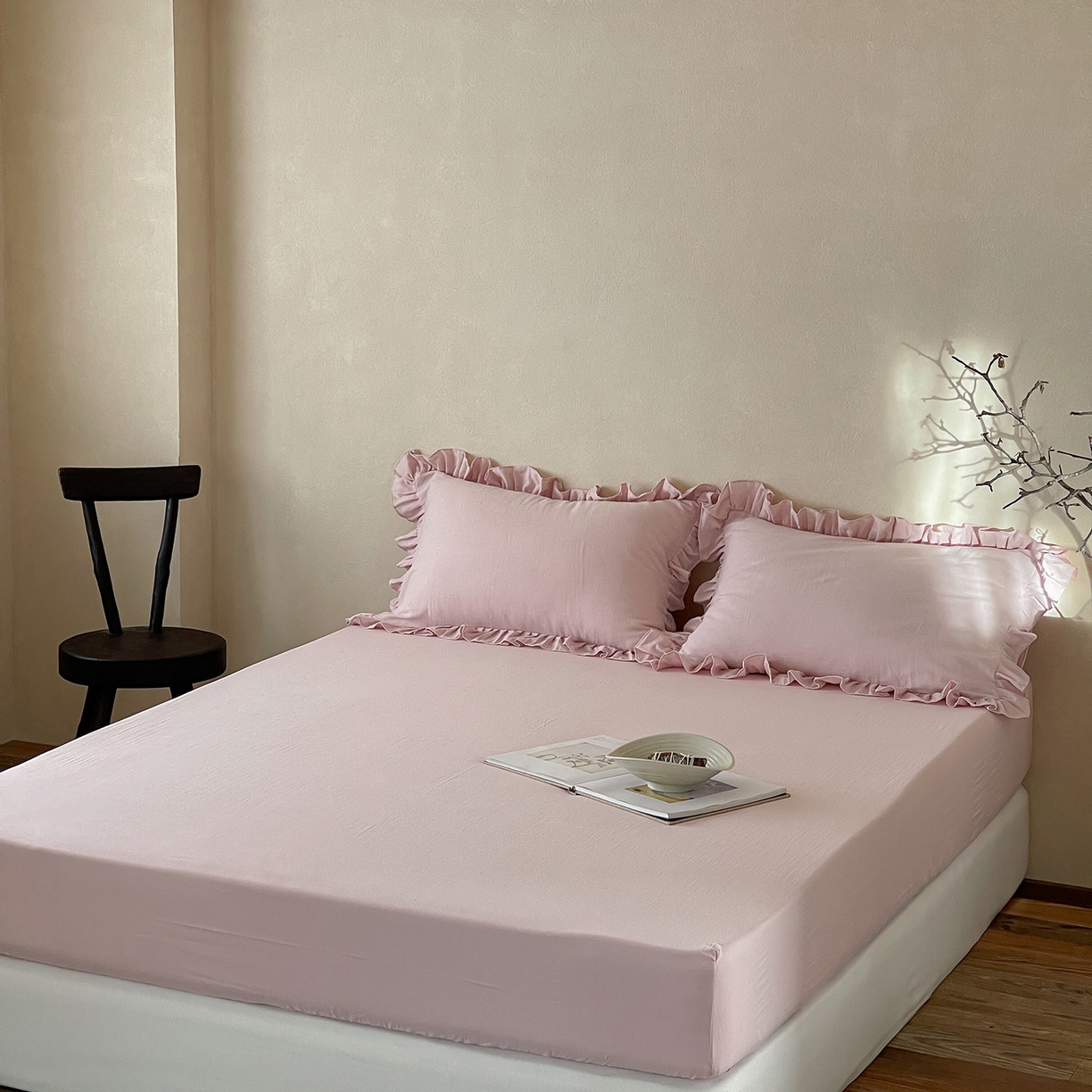 91家纺网 家纺一手货源 找家纺 三味舒屋 2025新款花边美学全棉双层纱单品单床笠 粉茶花