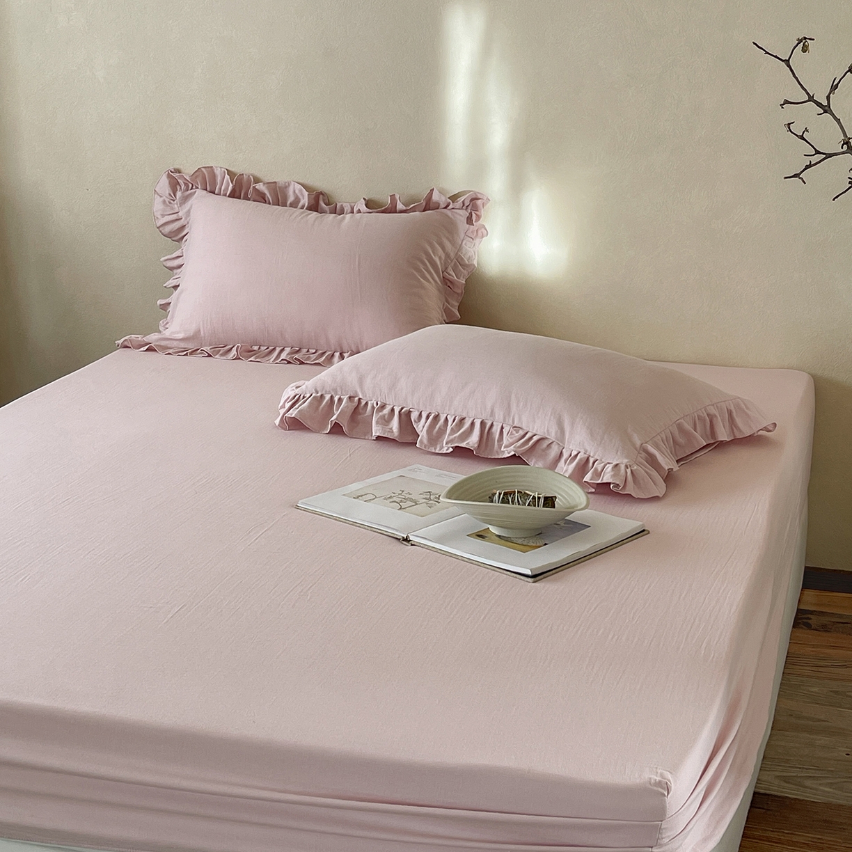 91家纺网 家纺一手货源 找家纺 三味舒屋 2025新款花边美学全棉双层纱单品单床笠 粉茶花