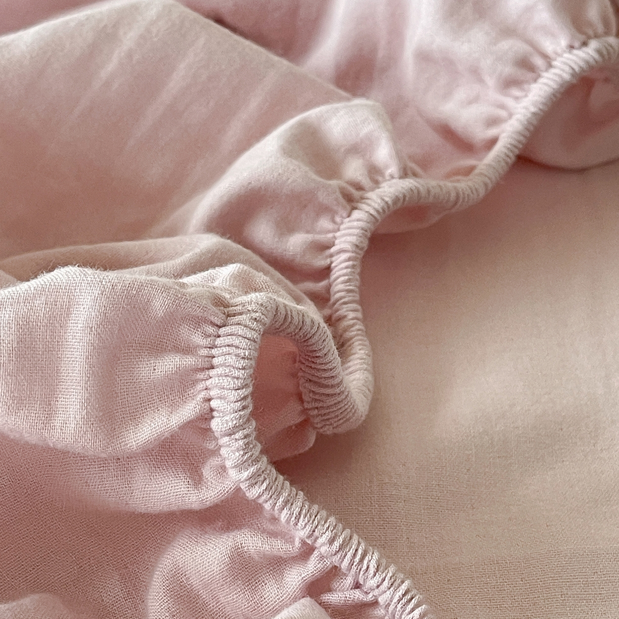 91家纺网 家纺一手货源 找家纺 三味舒屋 2025新款花边美学全棉双层纱单品单床笠 粉茶花