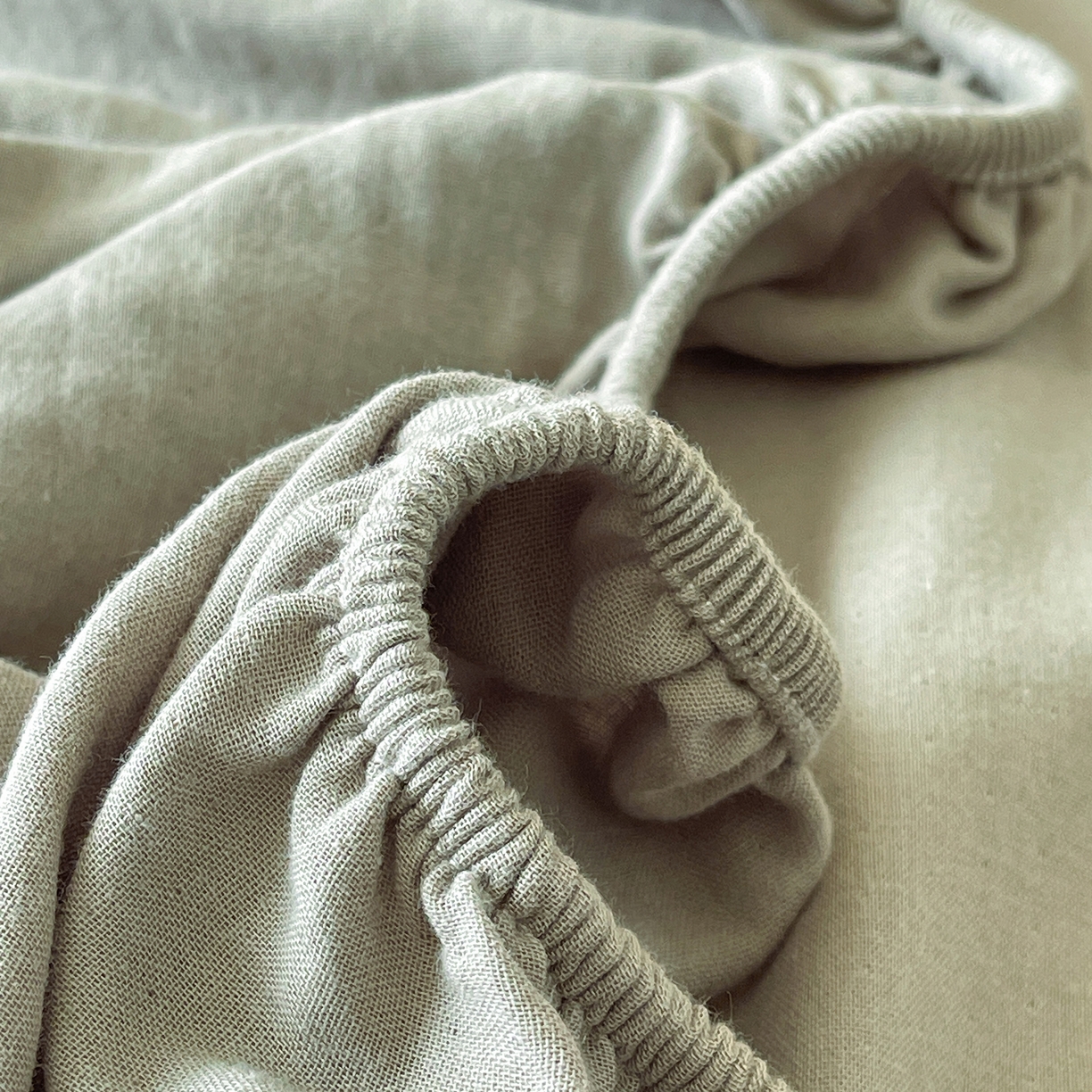 91家纺网 家纺一手货源 找家纺 三味舒屋 2025新款花边美学全棉双层纱单品单床笠 烟波绿