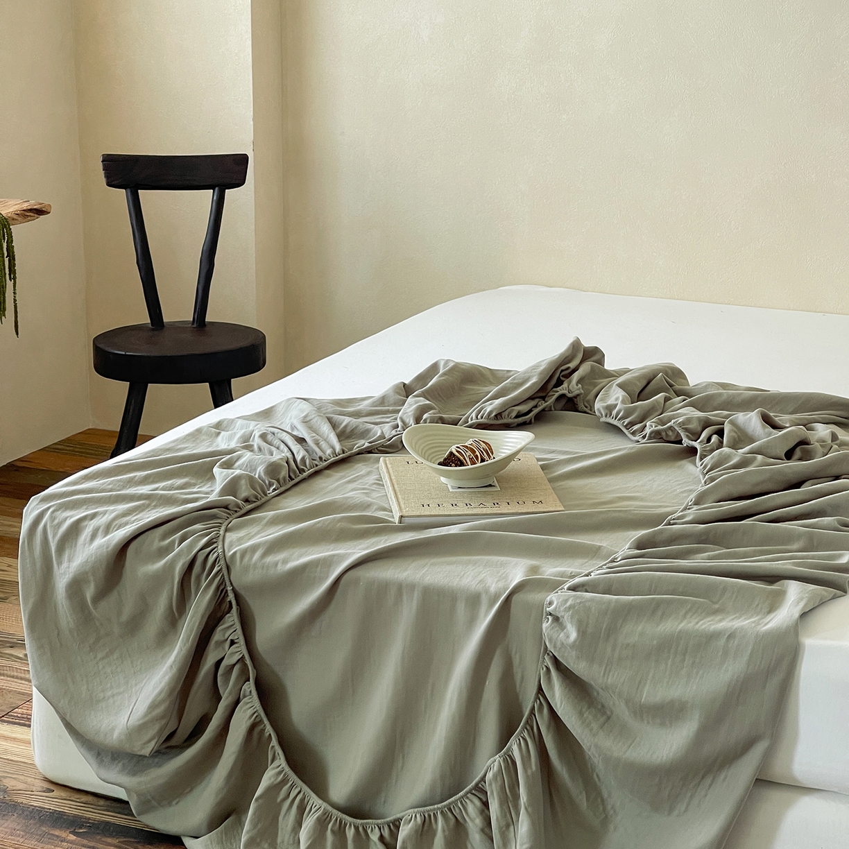 91家纺网 家纺一手货源 找家纺 三味舒屋 2025新款花边美学全棉双层纱单品单床笠 烟波绿