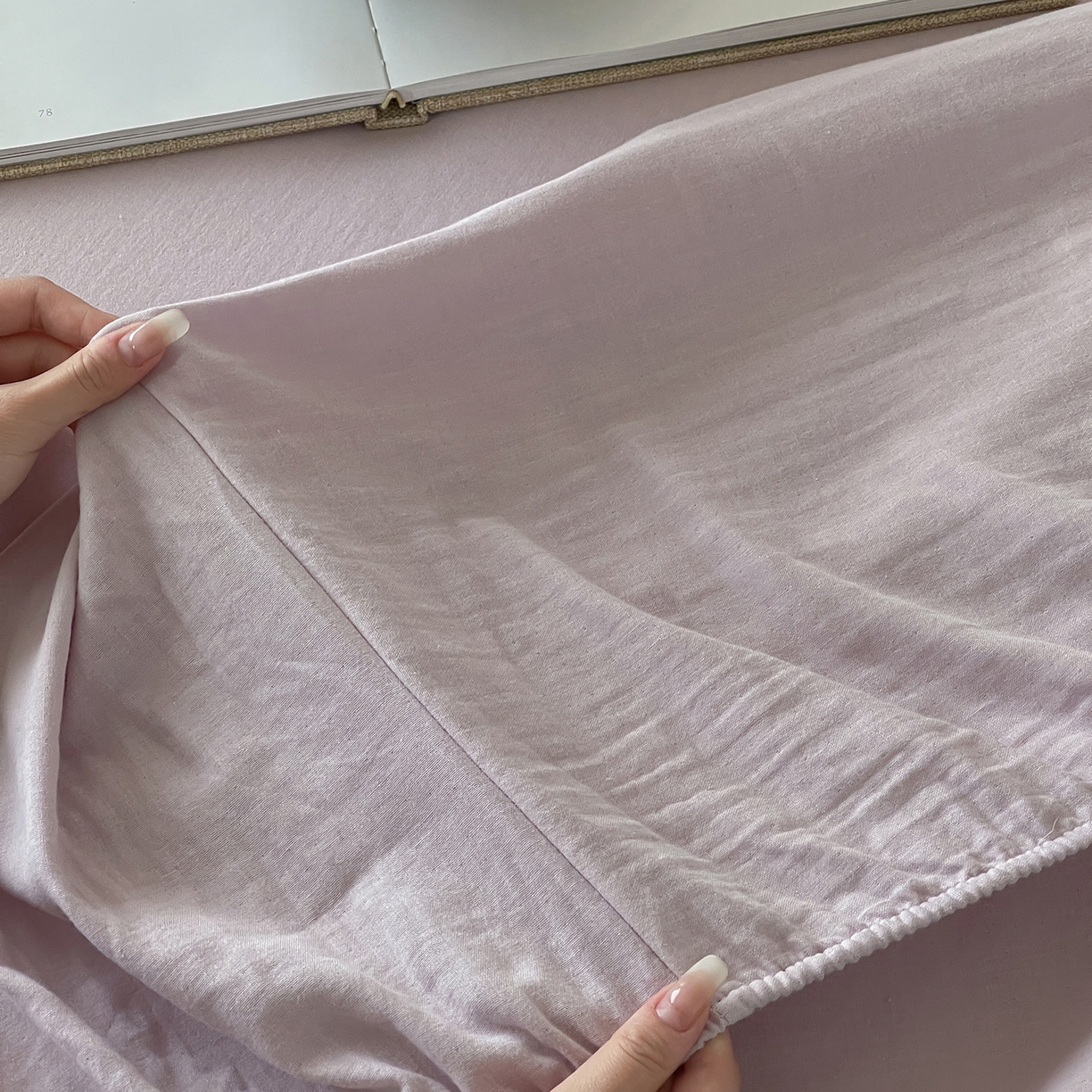 91家纺网 家纺一手货源 找家纺 三味舒屋 2025新款花边美学全棉双层纱单品单床笠 香芋奶昔