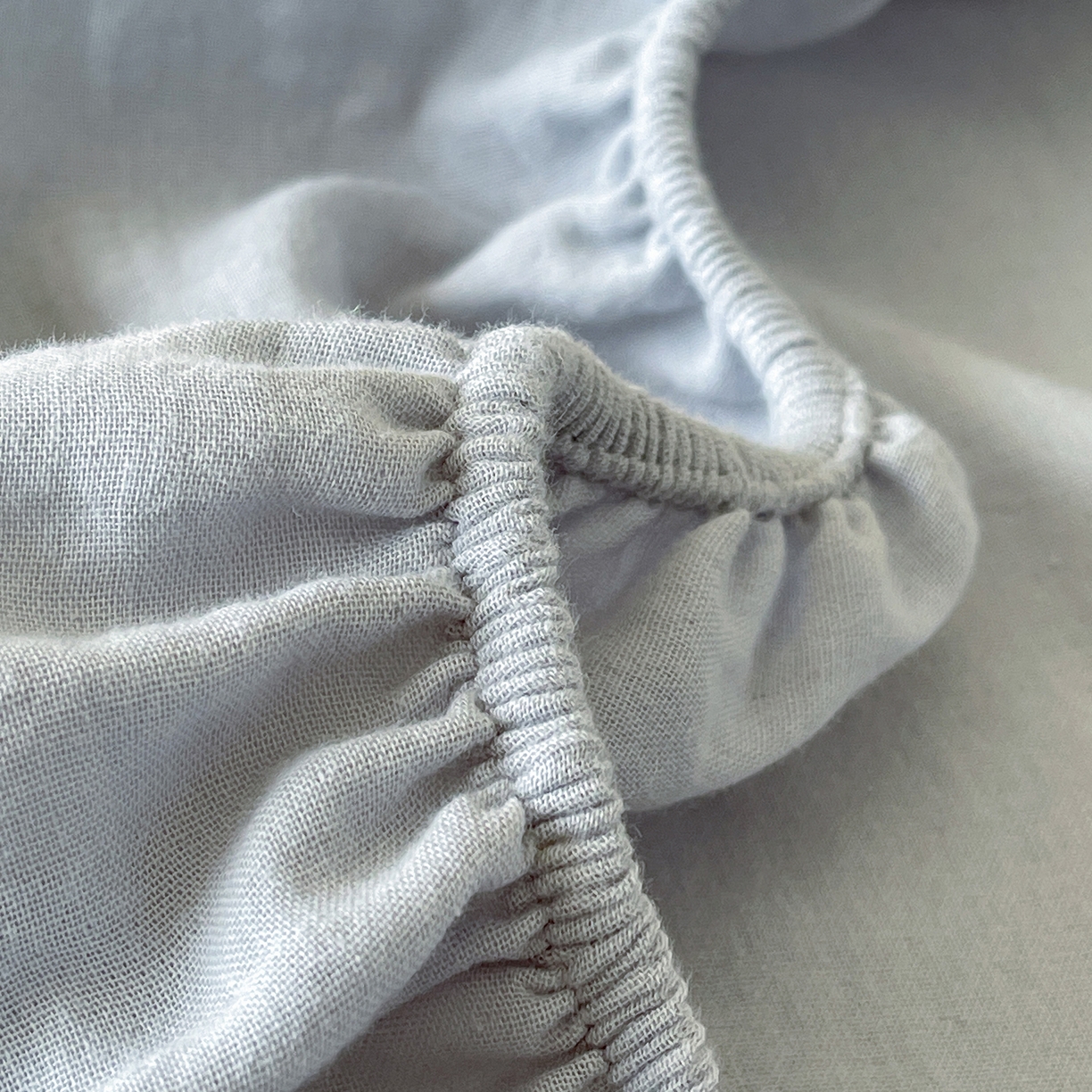 91家纺网 家纺一手货源 找家纺 三味舒屋 2025新款花边美学全棉双层纱单品单床笠 海岛迷雾