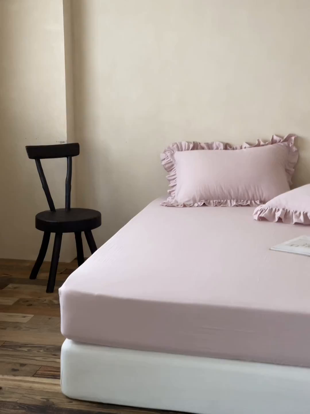 91家纺网 家纺一手货源 找家纺 三味舒屋 2025新款花边美学全棉双层纱单品单床笠 粉茶花