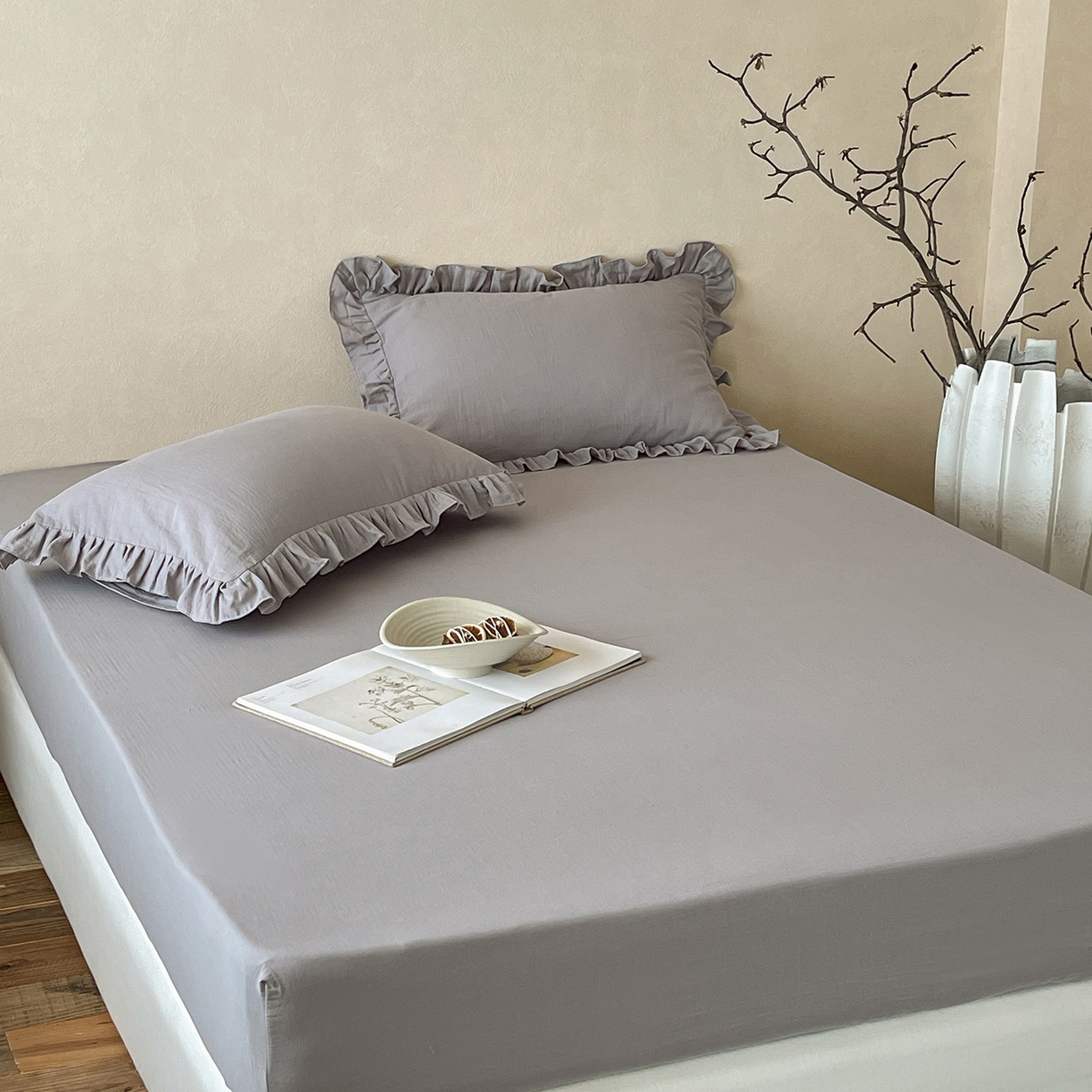 91家纺网 家纺一手货源 找家纺 三味舒屋 2025新款花边美学全棉双层纱单品单床笠 浅花灰