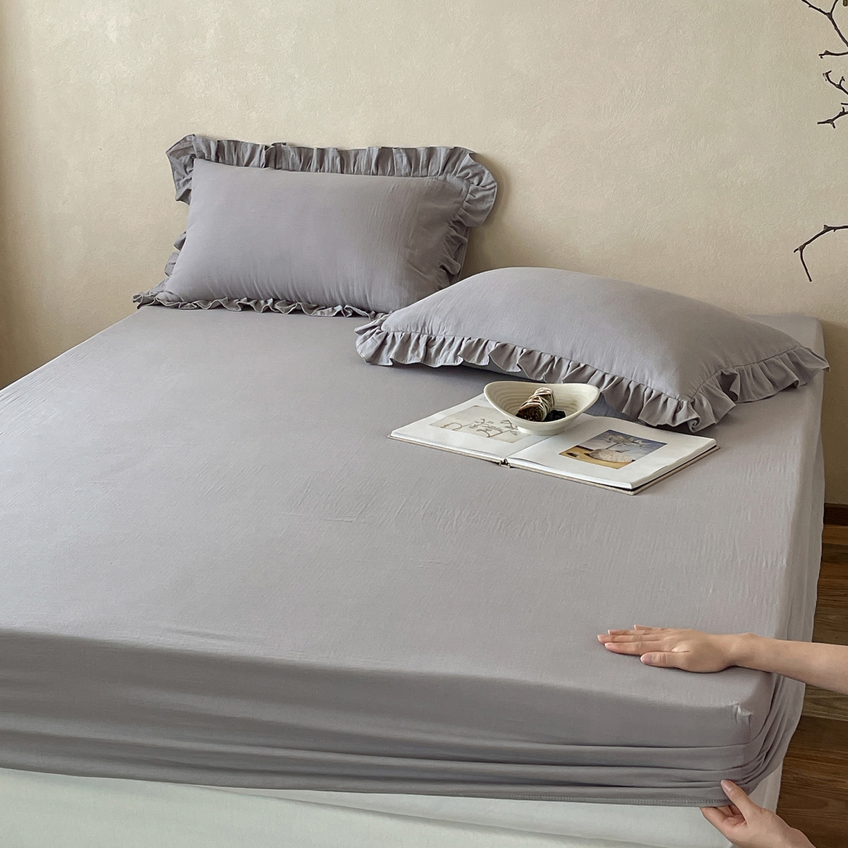 91家纺网 家纺一手货源 找家纺 三味舒屋 2025新款花边美学全棉双层纱单品单床笠 浅花灰