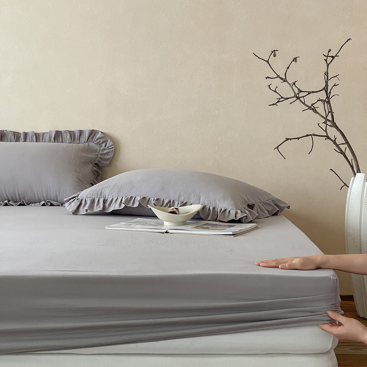 91家纺网 家纺一手货源 找家纺 三味舒屋 2025新款花边美学全棉双层纱单品单床笠 浅花灰