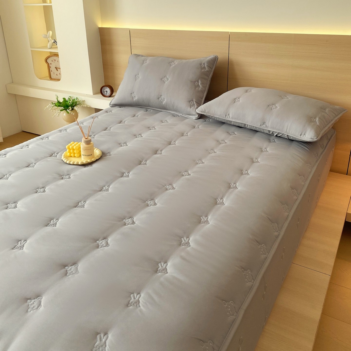 91家纺网 家纺一手货源 找家纺 尊康家纺（原磊科） 2025新款7A抗菌奶昔棉床笠-熊猫兔 熊猫兔-绅士灰