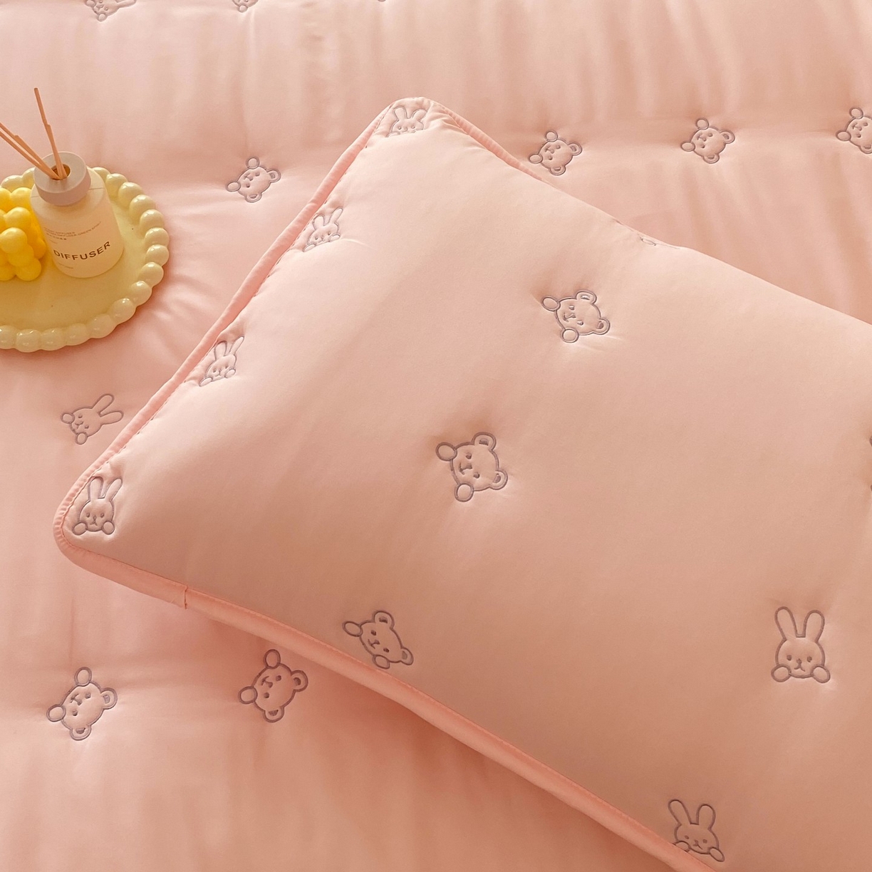 91家纺网 家纺一手货源 找家纺 尊康家纺（原磊科） 2025新款7A抗菌奶昔棉床笠-熊猫兔 熊猫兔-粉