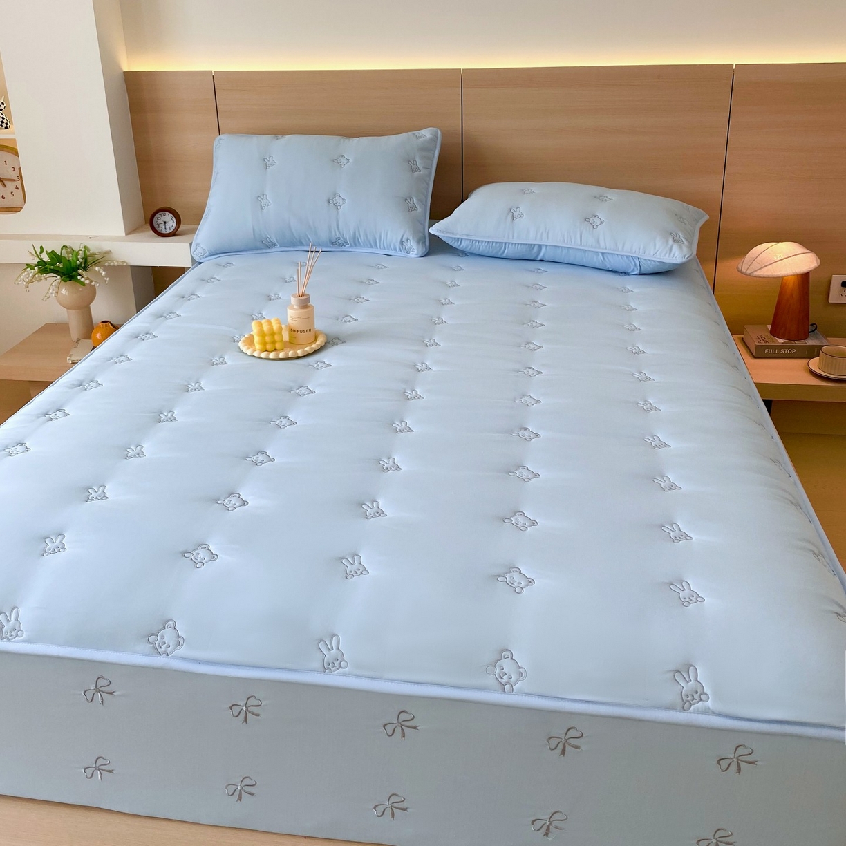 91家纺网 家纺一手货源 找家纺 尊康家纺（原磊科） 2025新款7A抗菌奶昔棉床笠-熊猫兔 熊猫兔-海蓝