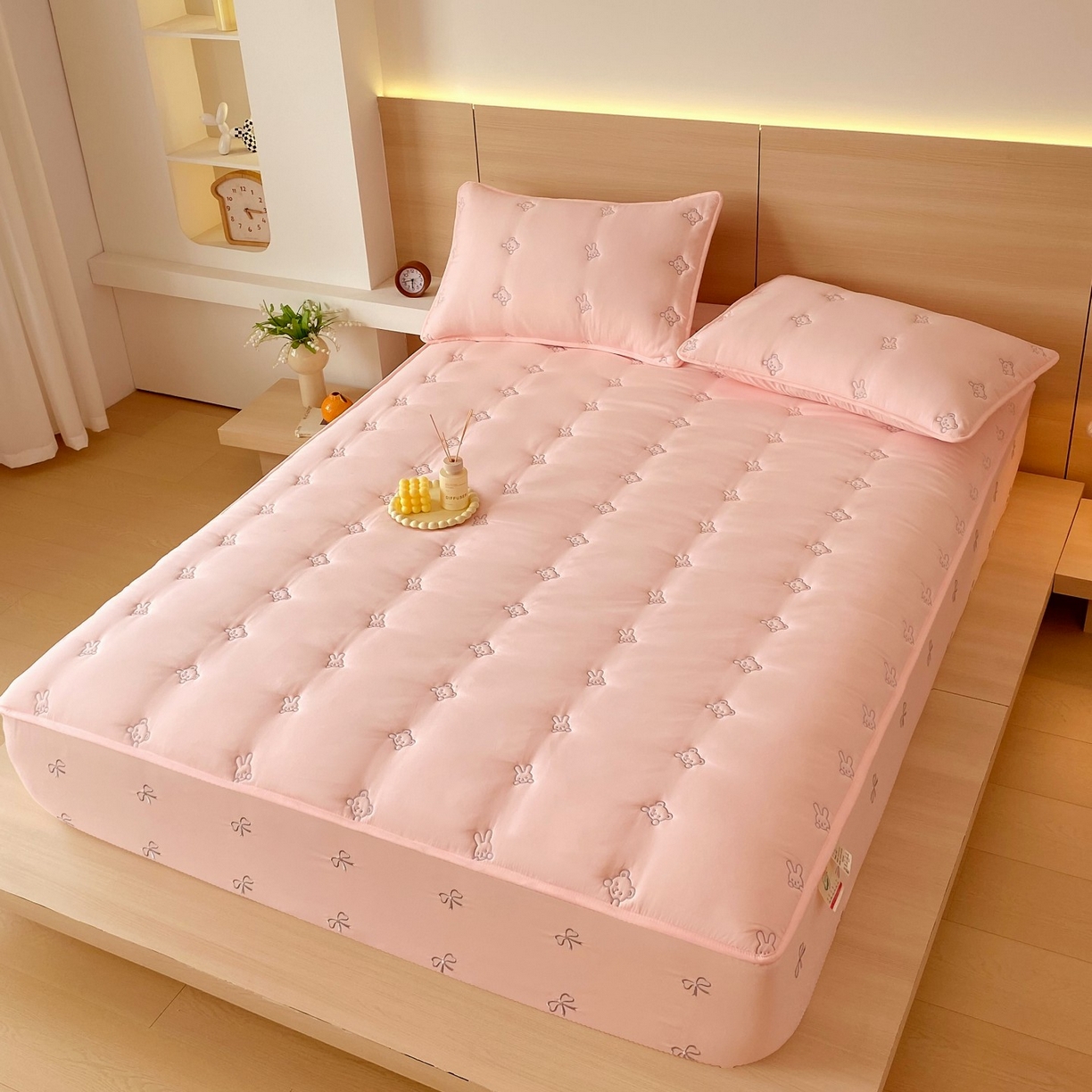 91家纺网 家纺一手货源 找家纺 尊康家纺（原磊科） 2025新款7A抗菌奶昔棉床笠-熊猫兔 熊猫兔-粉