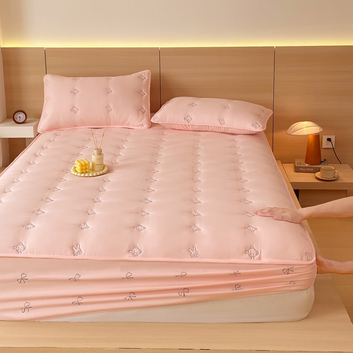 91家纺网 家纺一手货源 找家纺 尊康家纺（原磊科） 2025新款7A抗菌奶昔棉床笠-熊猫兔 熊猫兔-粉