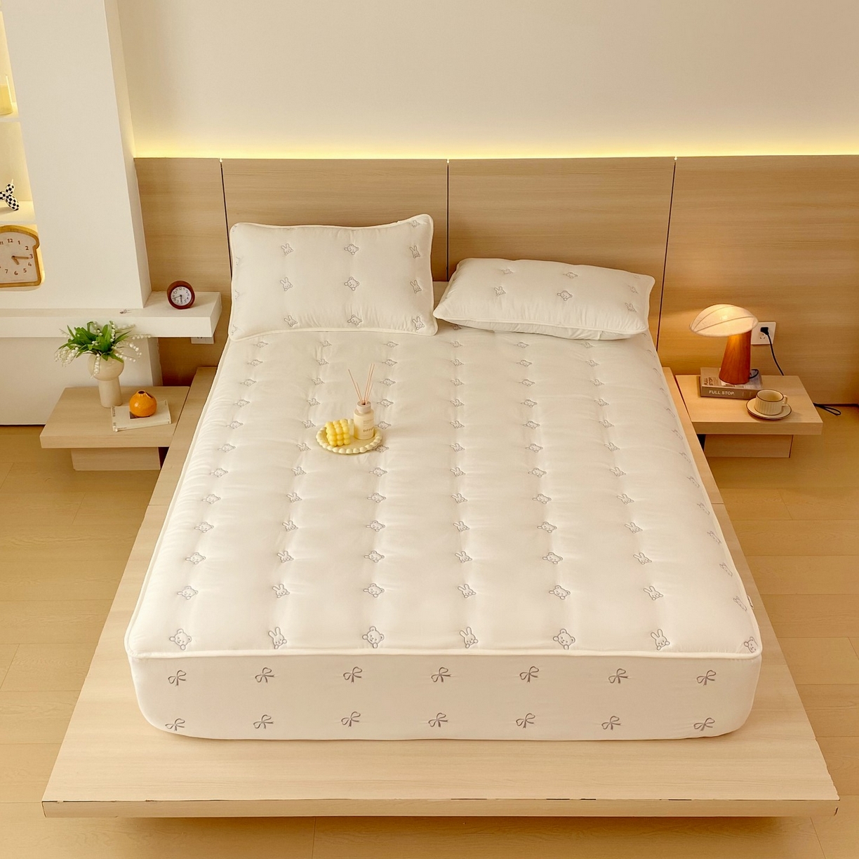 91家纺网 家纺一手货源 找家纺 尊康家纺（原磊科） 2025新款7A抗菌奶昔棉床笠-熊猫兔 熊猫兔-米白