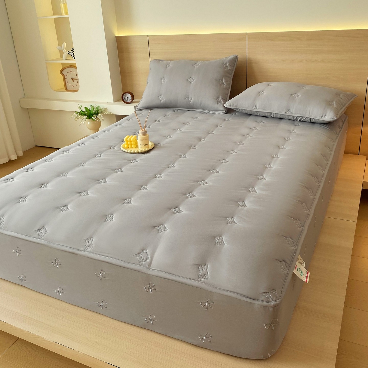 91家纺网 家纺一手货源 找家纺 尊康家纺（原磊科） 2025新款7A抗菌奶昔棉床笠-熊猫兔 熊猫兔-绅士灰