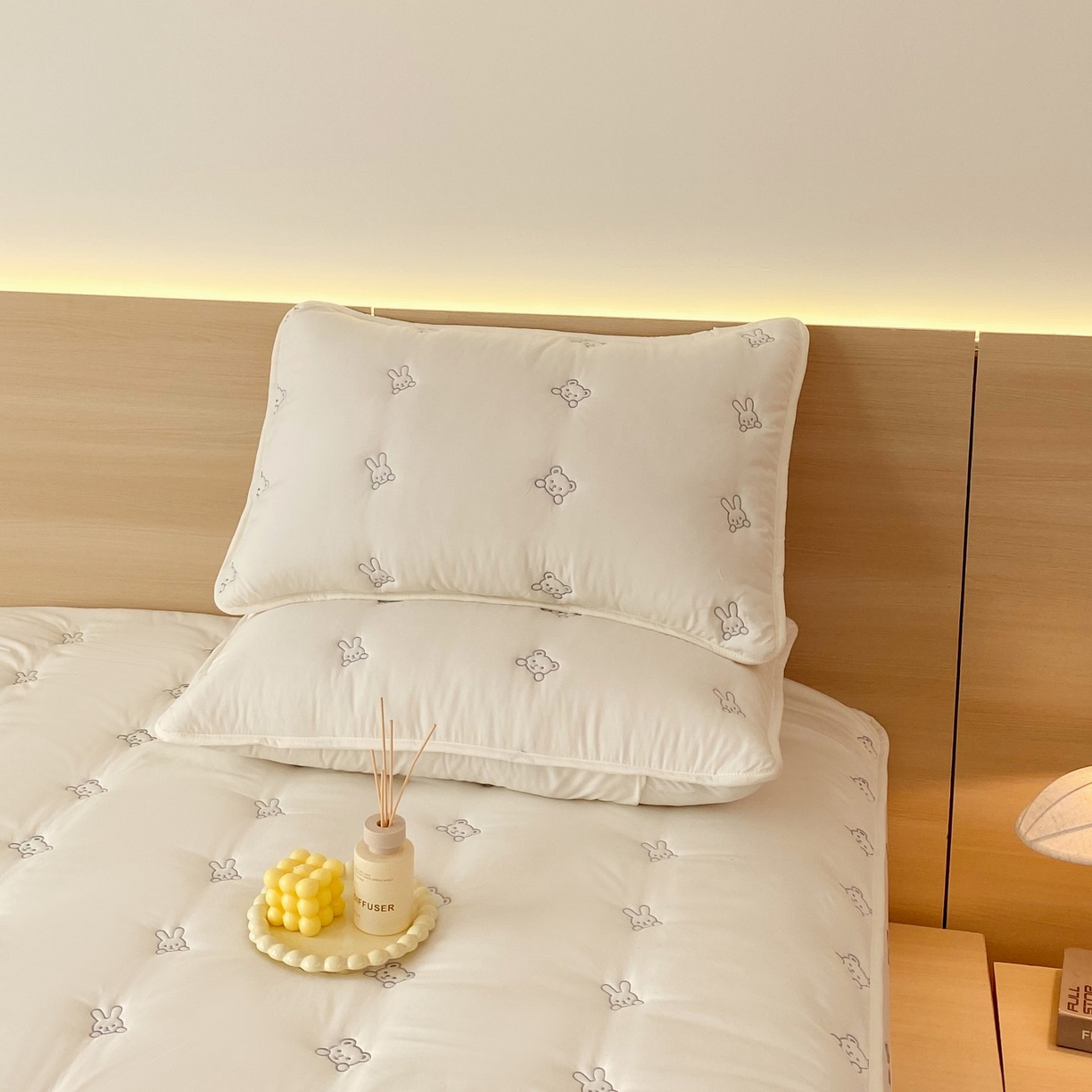 91家纺网 家纺一手货源 找家纺 尊康家纺（原磊科） 2025新款7A抗菌奶昔棉床笠-熊猫兔 熊猫兔-米白