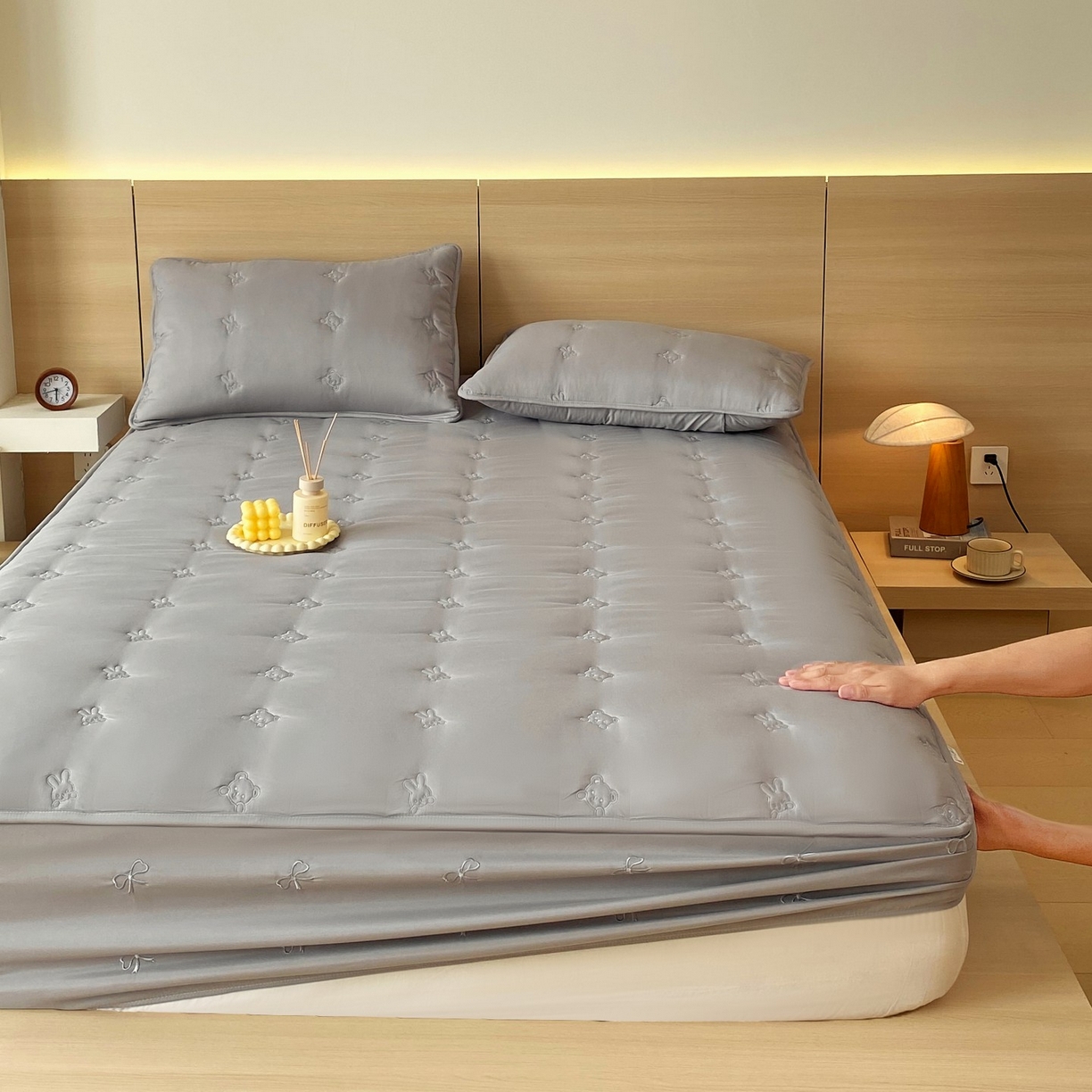 91家纺网 家纺一手货源 找家纺 尊康家纺（原磊科） 2025新款7A抗菌奶昔棉床笠-熊猫兔 熊猫兔-绅士灰