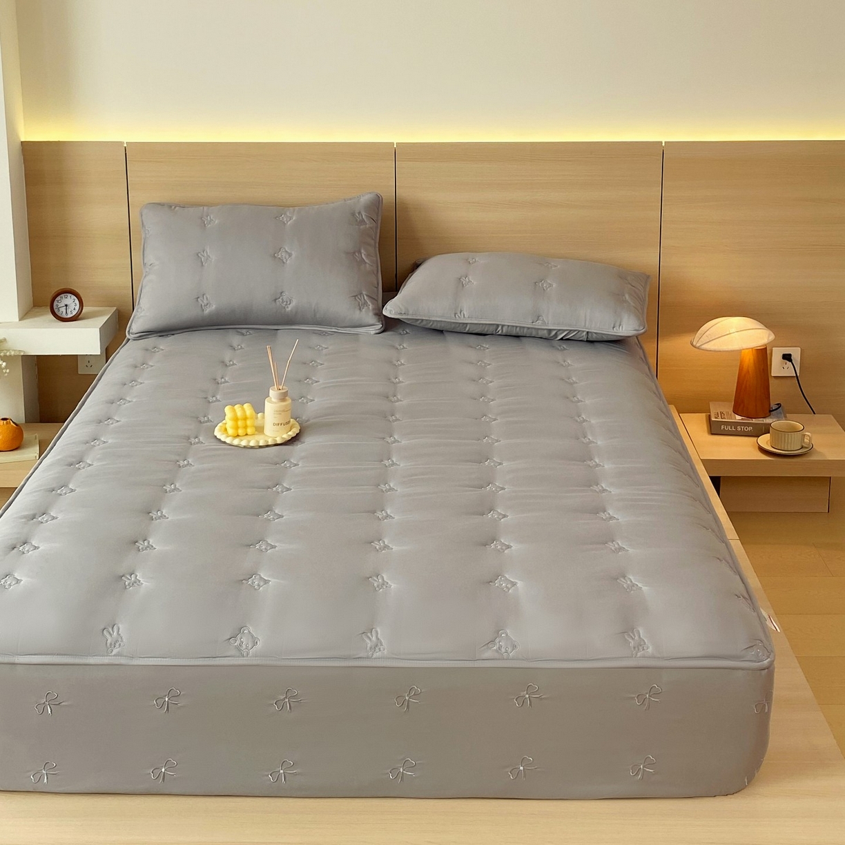 91家纺网 家纺一手货源 找家纺 尊康家纺（原磊科） 2025新款7A抗菌奶昔棉床笠-熊猫兔 熊猫兔-绅士灰