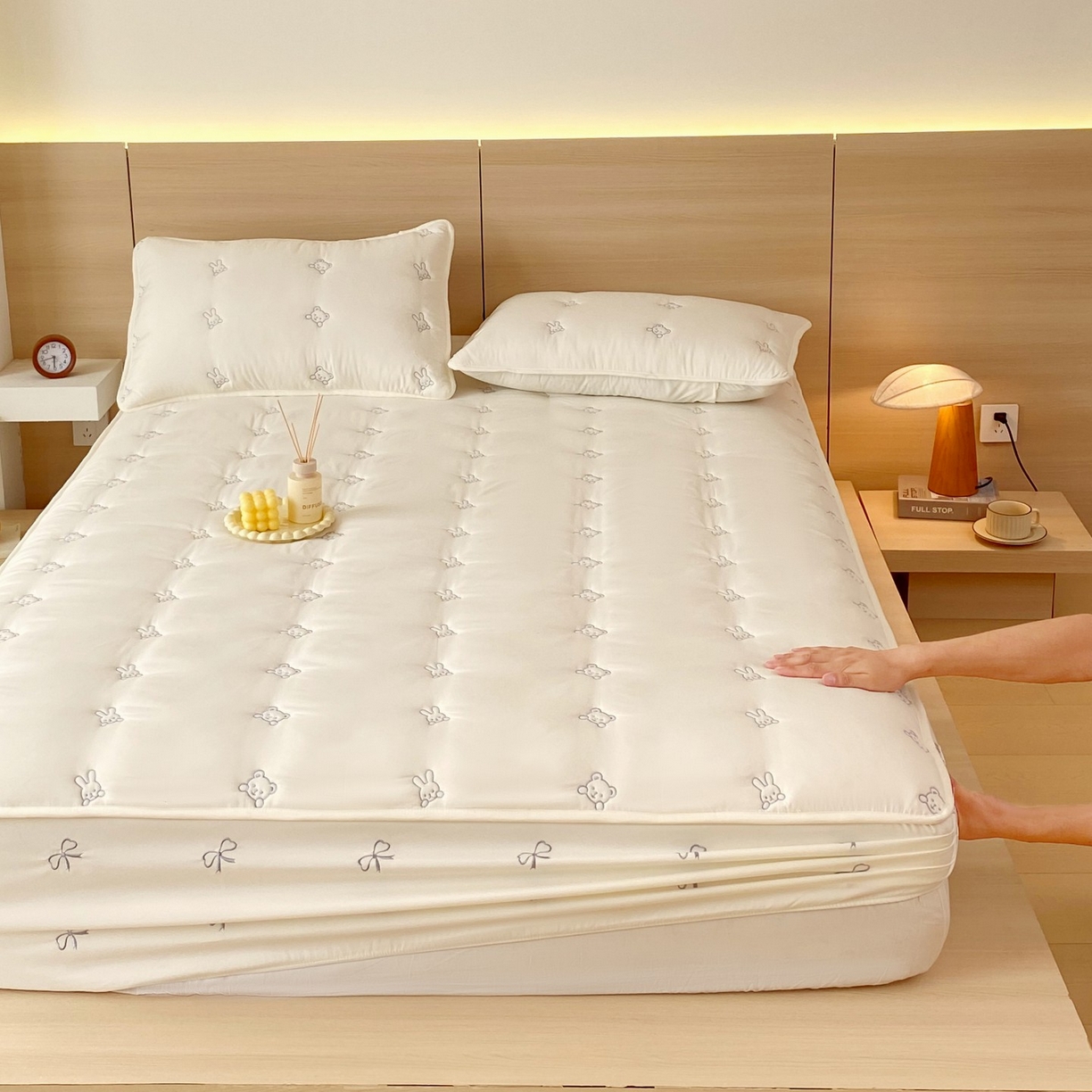 91家纺网 家纺一手货源 找家纺 尊康家纺（原磊科） 2025新款7A抗菌奶昔棉床笠-熊猫兔 熊猫兔-米白