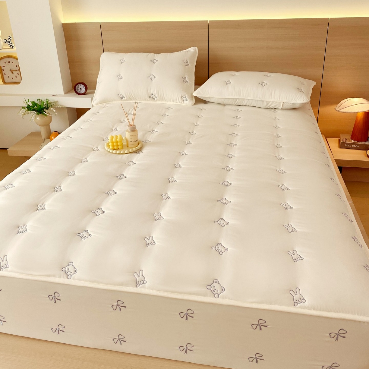 91家纺网 家纺一手货源 找家纺 尊康家纺（原磊科） 2025新款7A抗菌奶昔棉床笠-熊猫兔 熊猫兔-米白