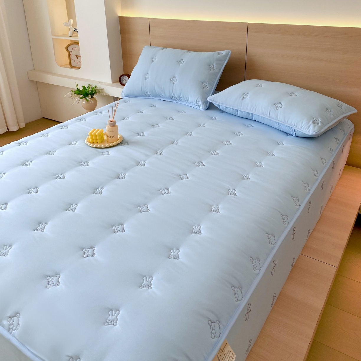 91家纺网 家纺一手货源 找家纺 尊康家纺（原磊科） 2025新款7A抗菌奶昔棉床笠-熊猫兔 熊猫兔-海蓝