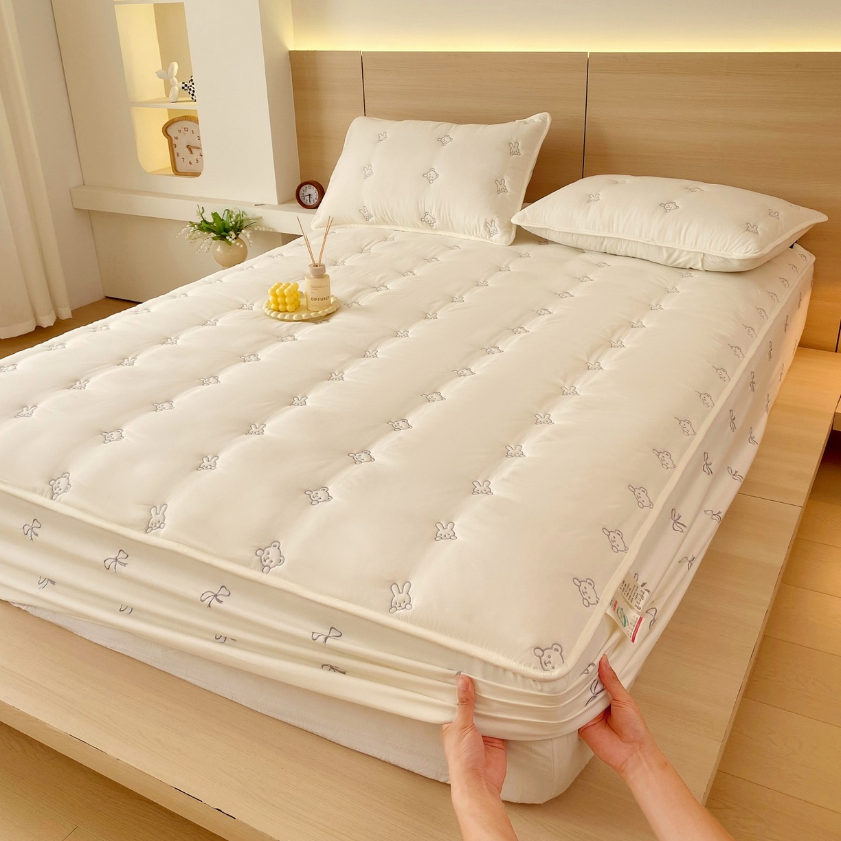 91家纺网 家纺一手货源 找家纺 尊康家纺（原磊科） 2025新款7A抗菌奶昔棉床笠-熊猫兔 熊猫兔-米白