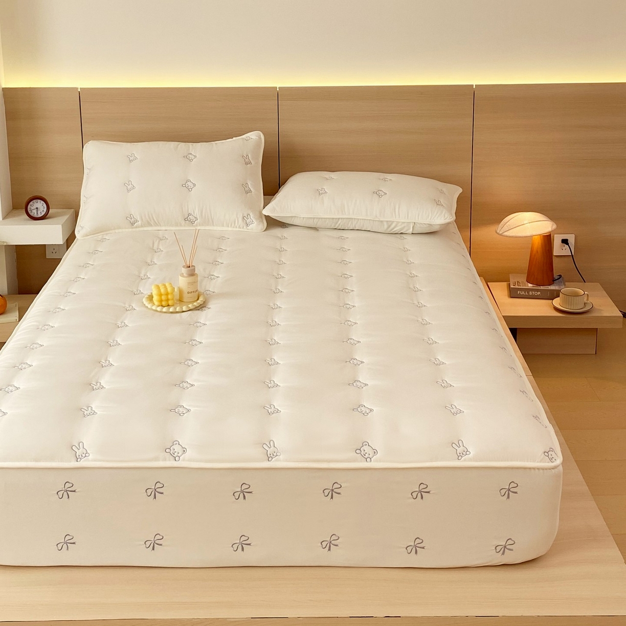 91家纺网 家纺一手货源 找家纺 尊康家纺（原磊科） 2025新款7A抗菌奶昔棉床笠-熊猫兔 熊猫兔-米白