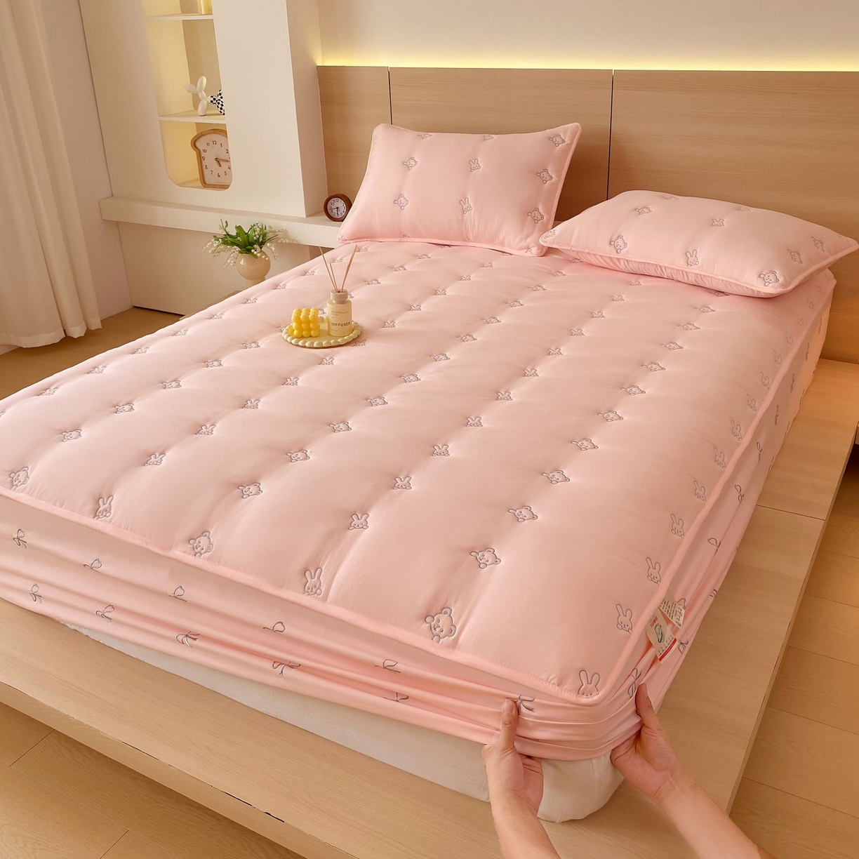 91家纺网 家纺一手货源 找家纺 尊康家纺（原磊科） 2025新款7A抗菌奶昔棉床笠-熊猫兔 熊猫兔-粉