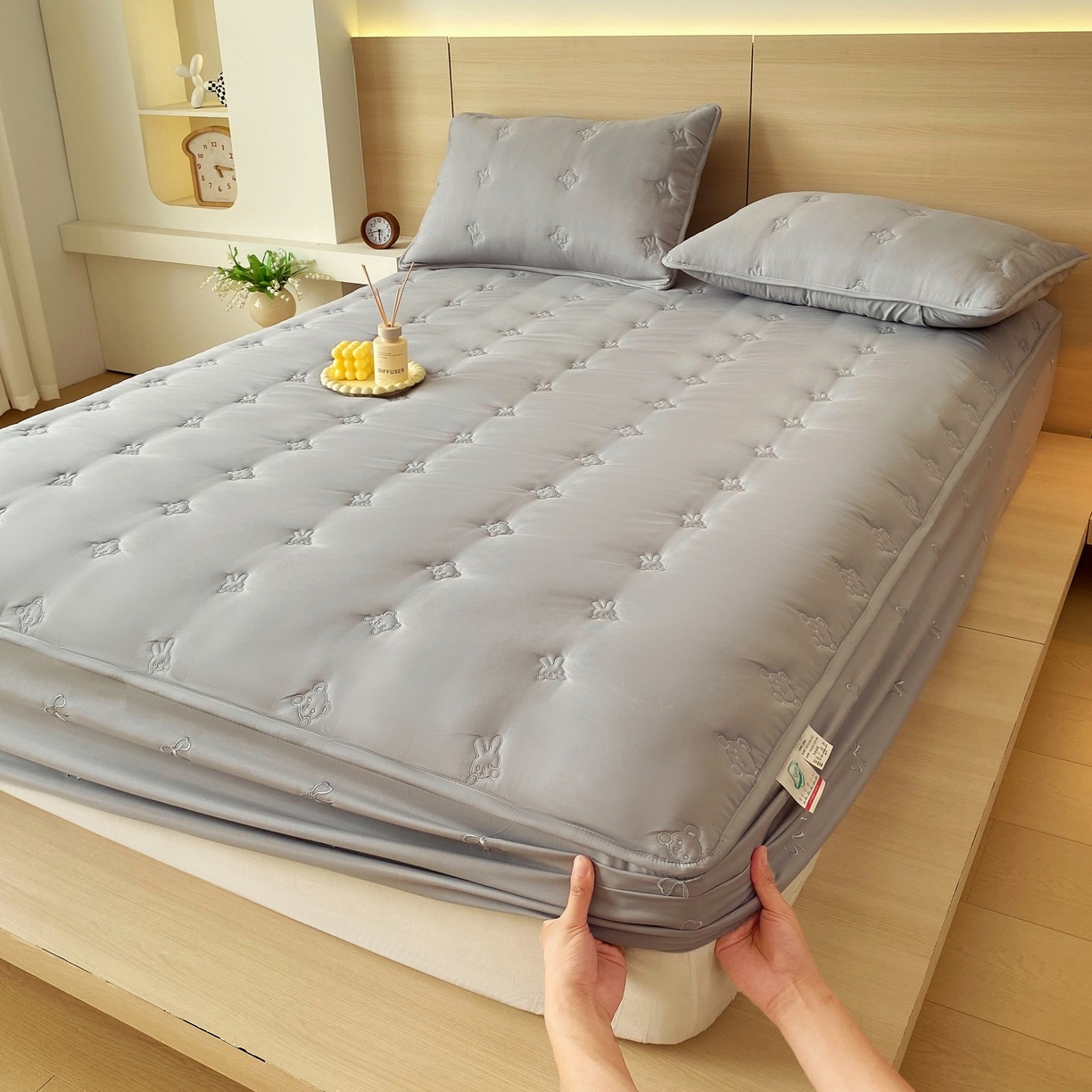 91家纺网 家纺一手货源 找家纺 尊康家纺（原磊科） 2025新款7A抗菌奶昔棉床笠-熊猫兔 熊猫兔-绅士灰