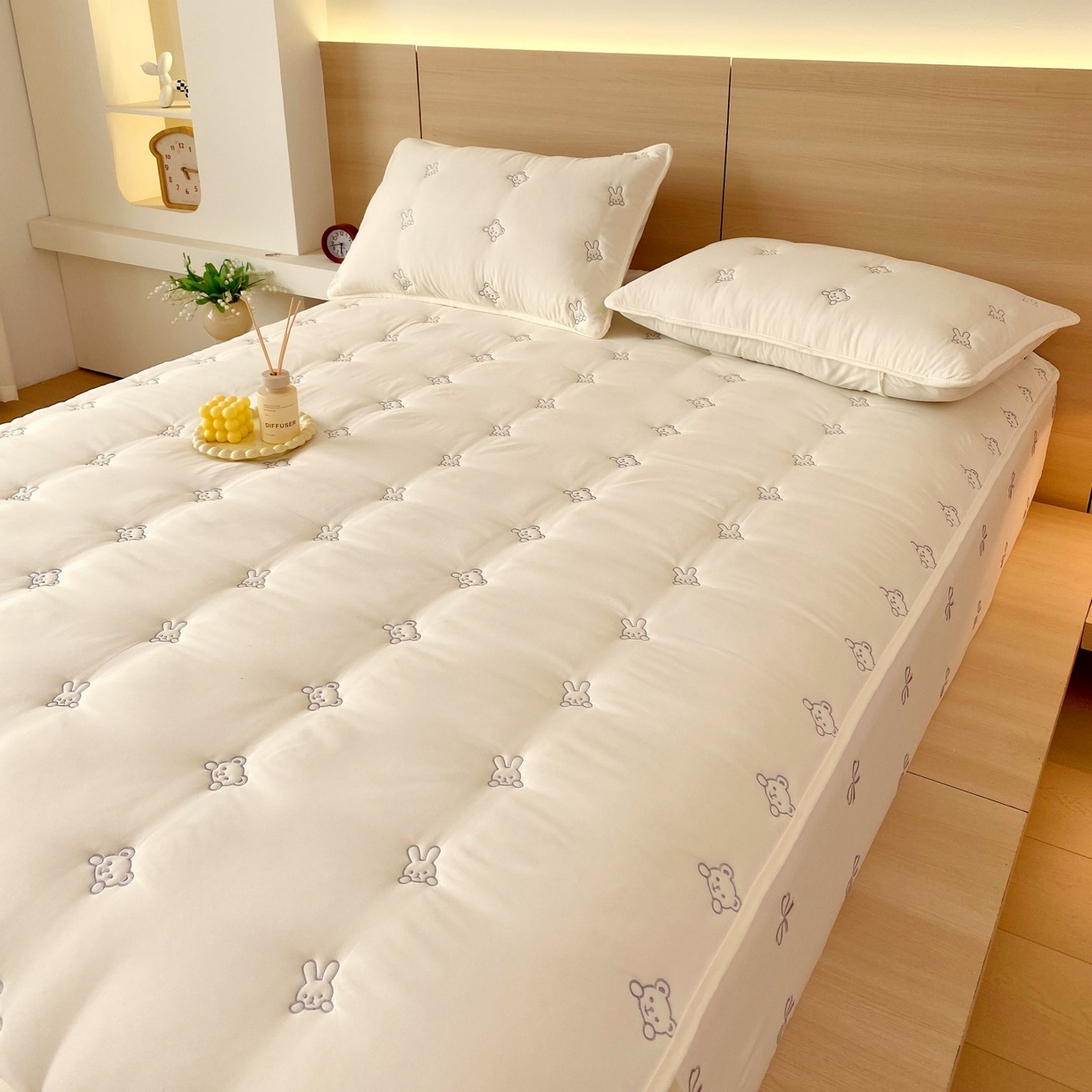 91家纺网 家纺一手货源 找家纺 尊康家纺（原磊科） 2025新款7A抗菌奶昔棉床笠-熊猫兔 熊猫兔-米白