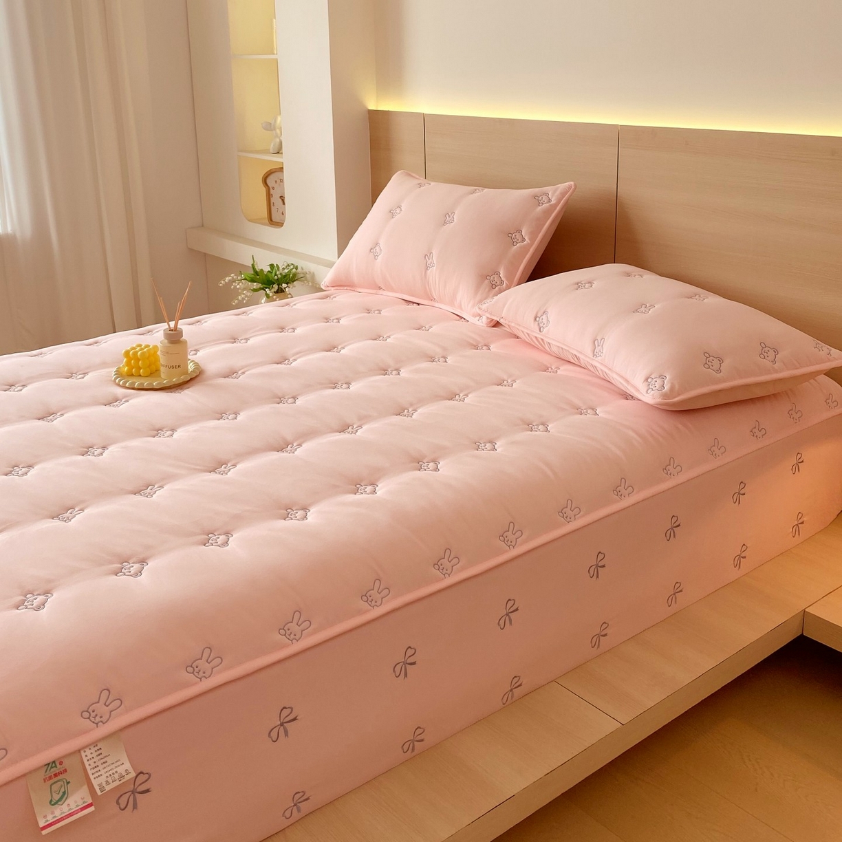 91家纺网 家纺一手货源 找家纺 （总）尊康家纺（原磊科） 2025新款7A抗菌奶昔棉床笠-熊猫兔