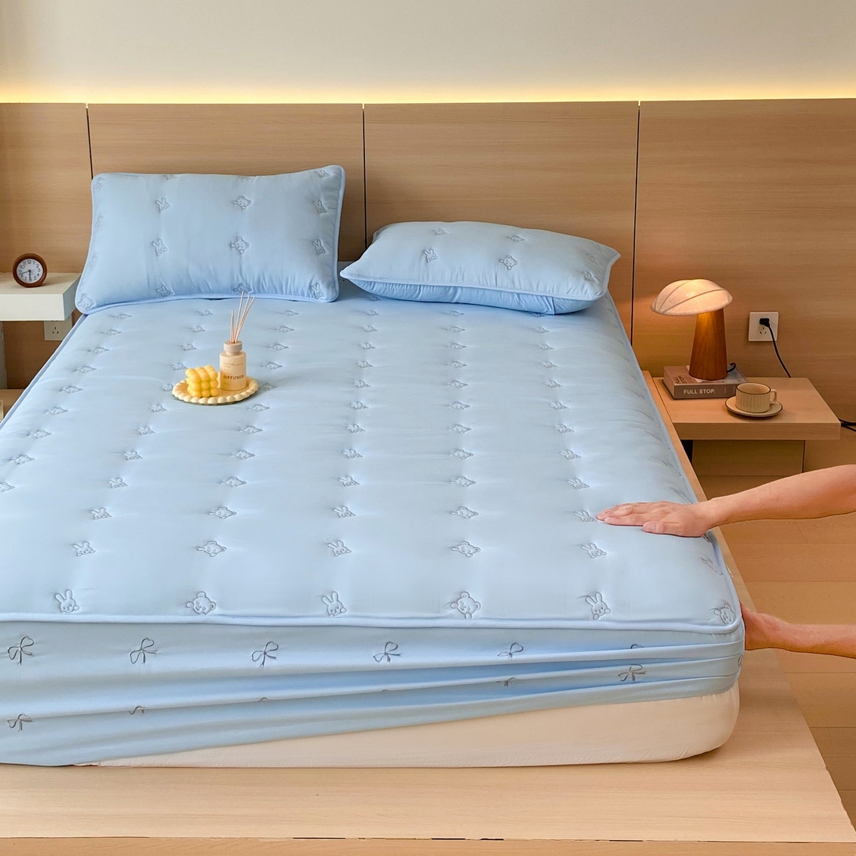 91家纺网 家纺一手货源 找家纺 尊康家纺（原磊科） 2025新款7A抗菌奶昔棉床笠-熊猫兔 熊猫兔-海蓝