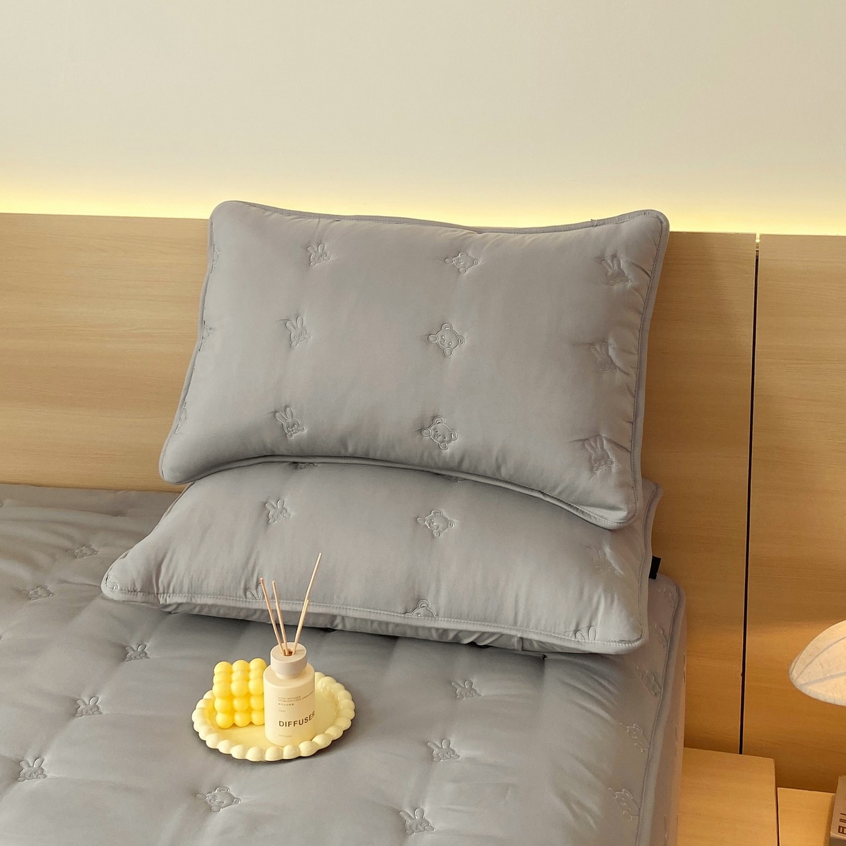 91家纺网 家纺一手货源 找家纺 尊康家纺（原磊科） 2025新款7A抗菌奶昔棉床笠-熊猫兔 熊猫兔-绅士灰