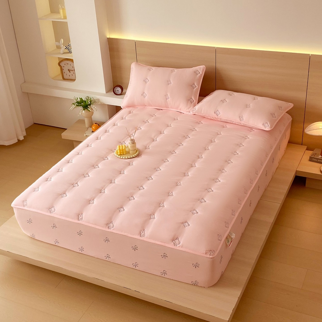 91家纺网 家纺一手货源 找家纺 尊康家纺（原磊科） 2025新款7A抗菌奶昔棉床笠-熊猫兔 熊猫兔-粉