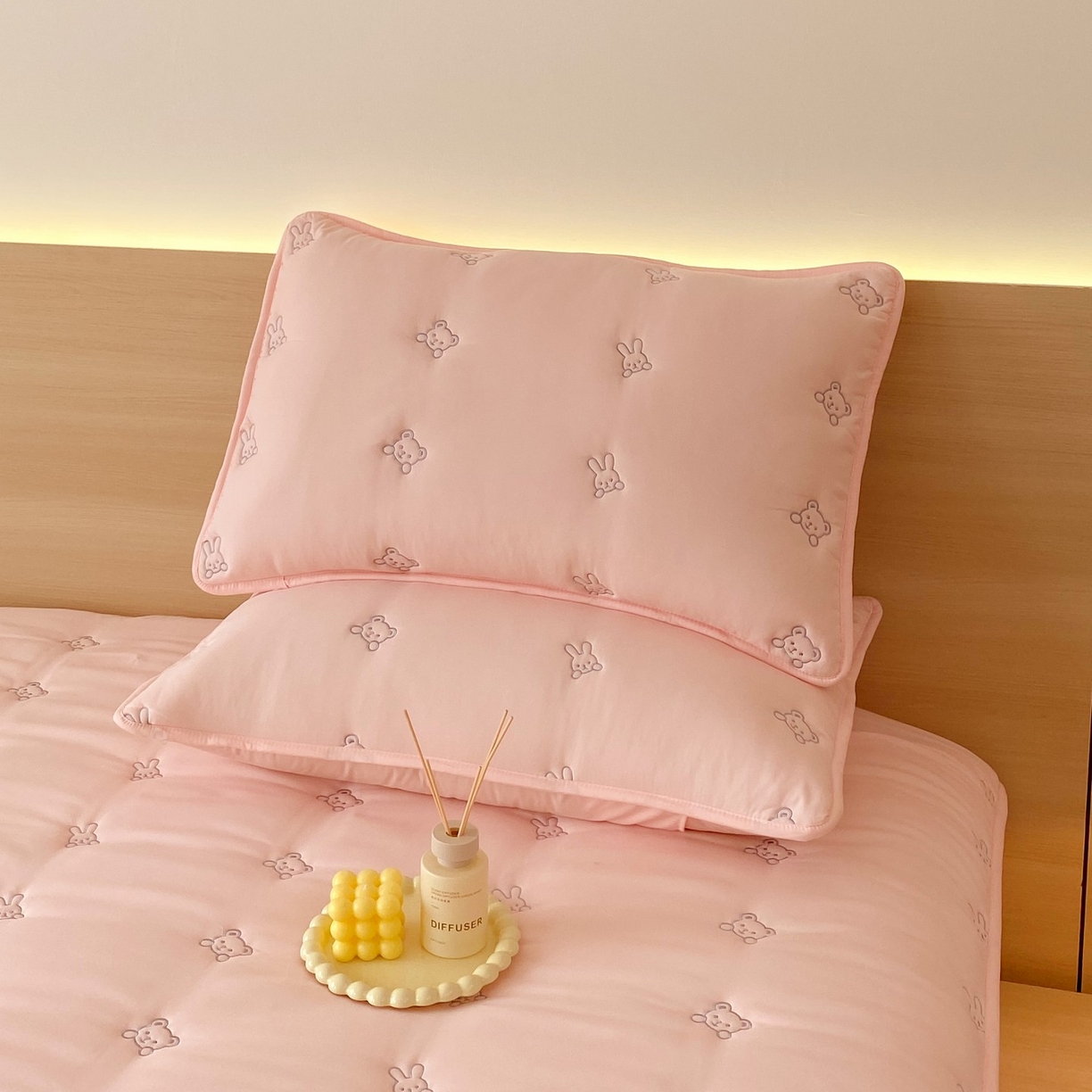 91家纺网 家纺一手货源 找家纺 尊康家纺（原磊科） 2025新款7A抗菌奶昔棉床笠-熊猫兔 熊猫兔-粉