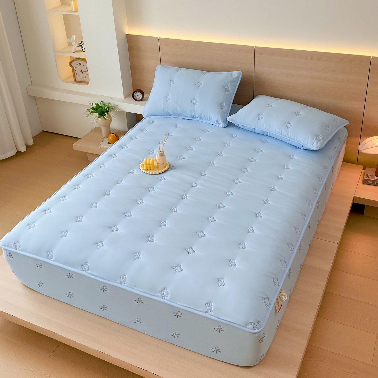 91家纺网 家纺一手货源 找家纺 尊康家纺（原磊科） 2025新款7A抗菌奶昔棉床笠-熊猫兔 熊猫兔-海蓝