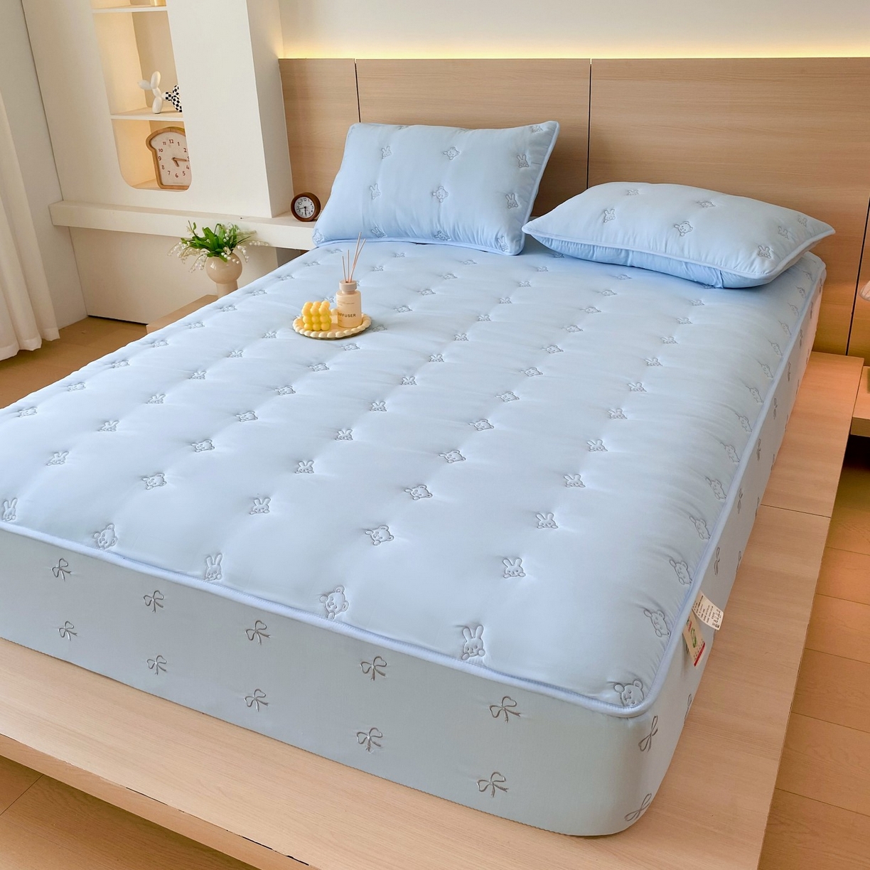 91家纺网 家纺一手货源 找家纺 尊康家纺（原磊科） 2025新款7A抗菌奶昔棉床笠-熊猫兔 熊猫兔-海蓝