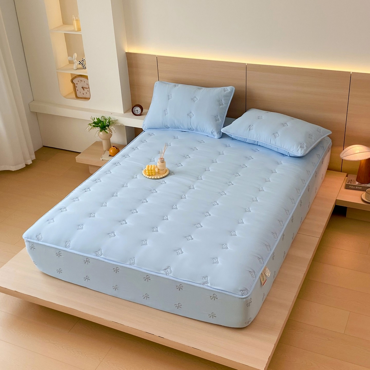 91家纺网 家纺一手货源 找家纺 尊康家纺（原磊科） 2025新款7A抗菌奶昔棉床笠-熊猫兔 熊猫兔-海蓝