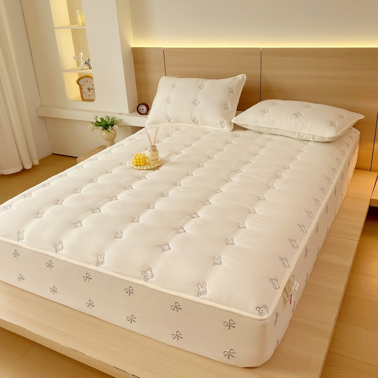 91家纺网 家纺一手货源 找家纺 尊康家纺（原磊科） 2025新款7A抗菌奶昔棉床笠-熊猫兔 熊猫兔-米白