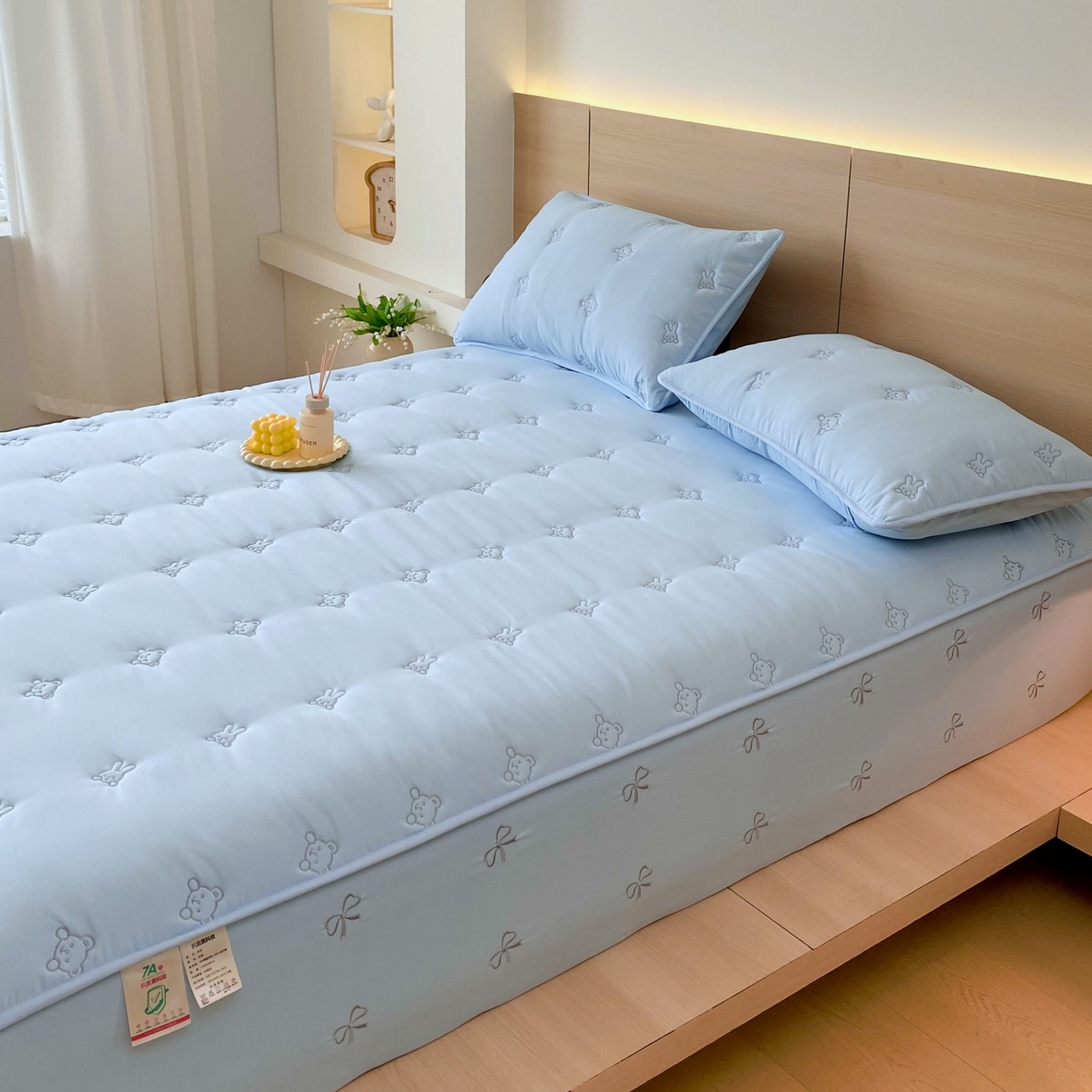 91家纺网 家纺一手货源 找家纺 尊康家纺（原磊科） 2025新款7A抗菌奶昔棉床笠-熊猫兔 熊猫兔-海蓝