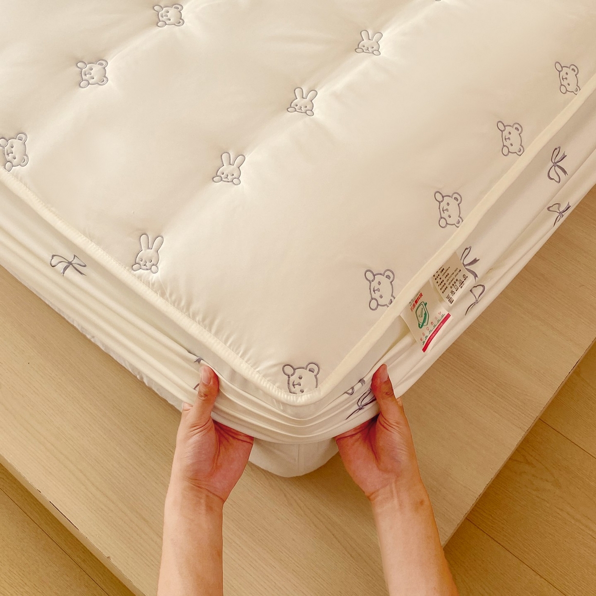 91家纺网 家纺一手货源 找家纺 尊康家纺（原磊科） 2025新款7A抗菌奶昔棉床笠-熊猫兔 熊猫兔-米白