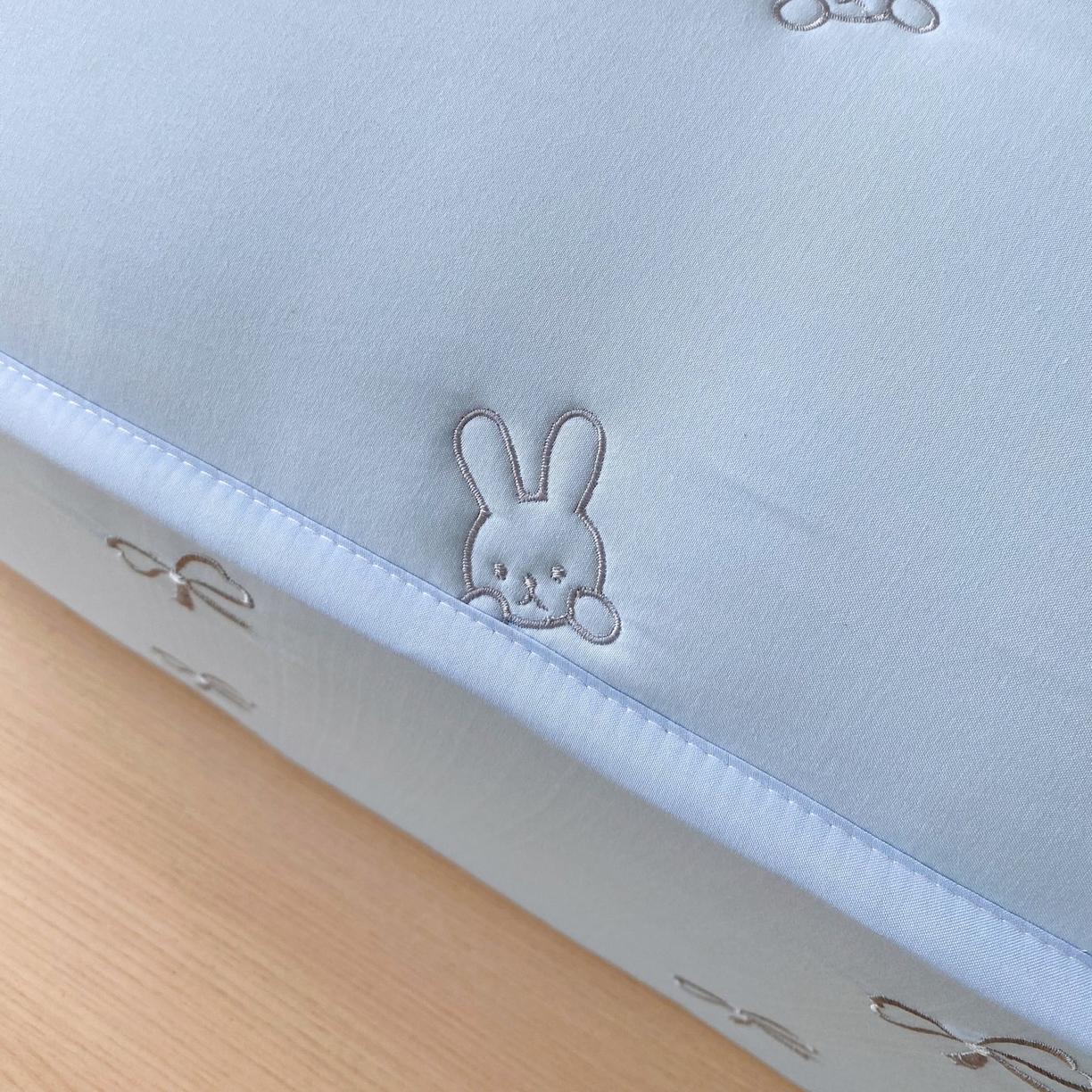 91家纺网 家纺一手货源 找家纺 尊康家纺（原磊科） 2025新款7A抗菌奶昔棉床笠-熊猫兔 熊猫兔-海蓝