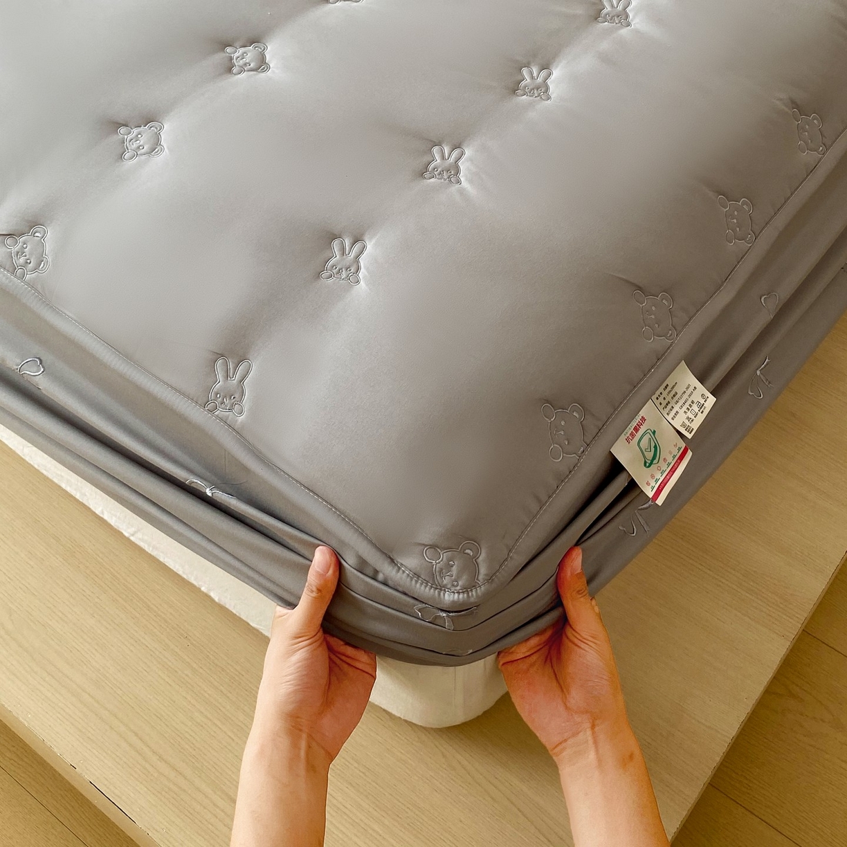 91家纺网 家纺一手货源 找家纺 尊康家纺（原磊科） 2025新款7A抗菌奶昔棉床笠-熊猫兔 熊猫兔-绅士灰