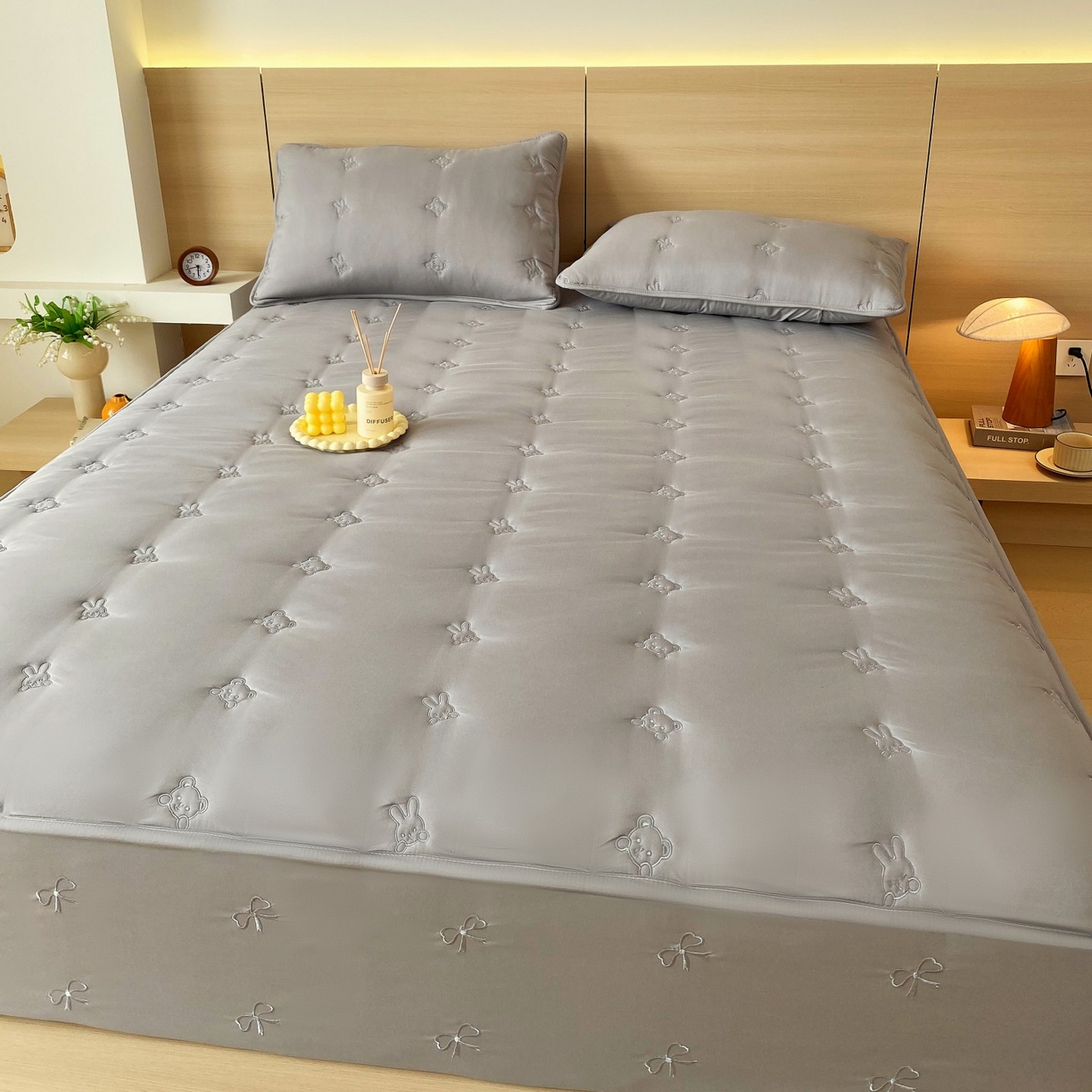 91家纺网 家纺一手货源 找家纺 尊康家纺（原磊科） 2025新款7A抗菌奶昔棉床笠-熊猫兔 熊猫兔-绅士灰