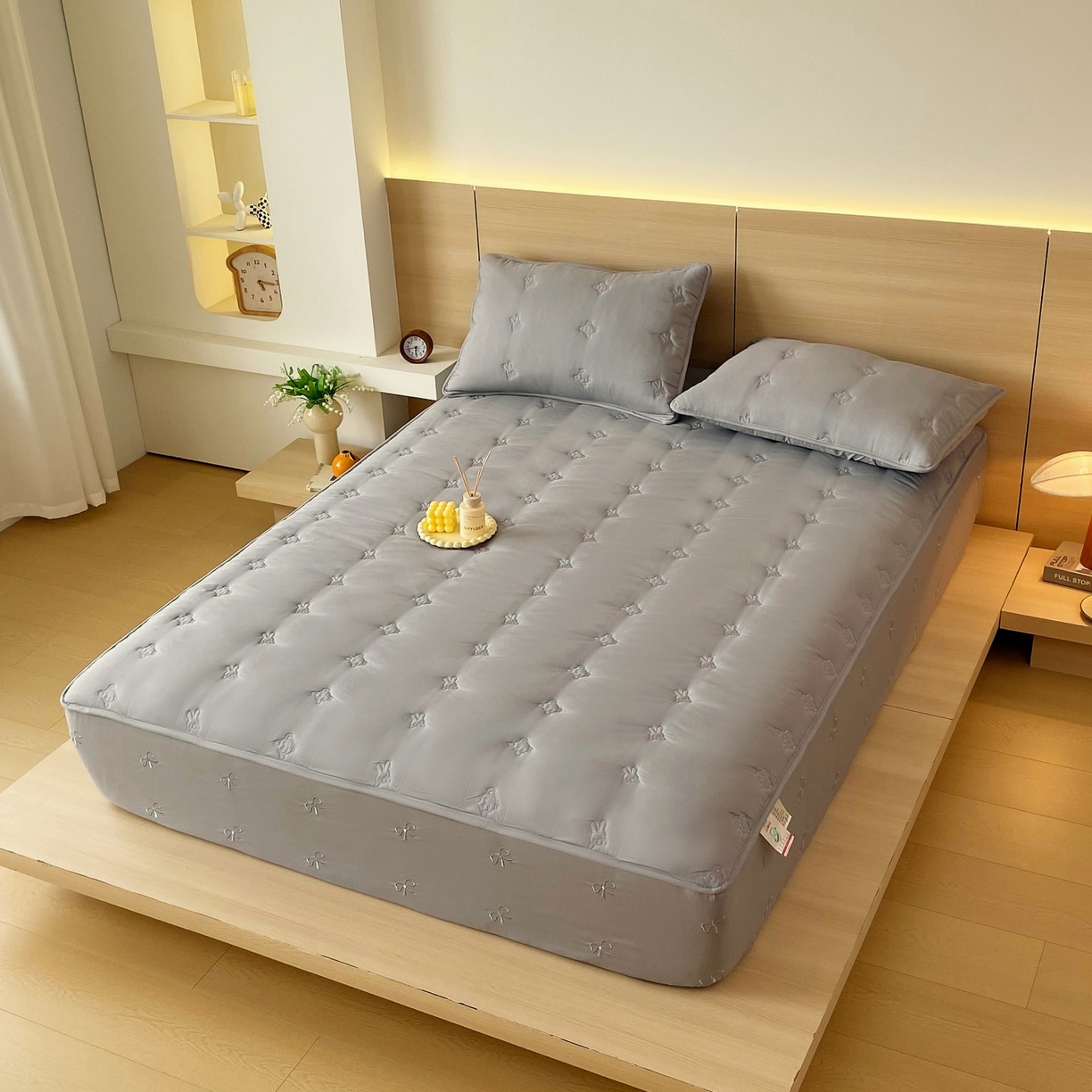 91家纺网 家纺一手货源 找家纺 尊康家纺（原磊科） 2025新款7A抗菌奶昔棉床笠-熊猫兔 熊猫兔-绅士灰